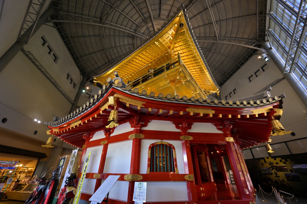 <a href="http://bungei.or.jp/publics/index/74/e.jp/nobu/">「安土城天主信長の館」</a>には安土城の上層部分が復元展示されている。画像は近江八幡観光物産協会から