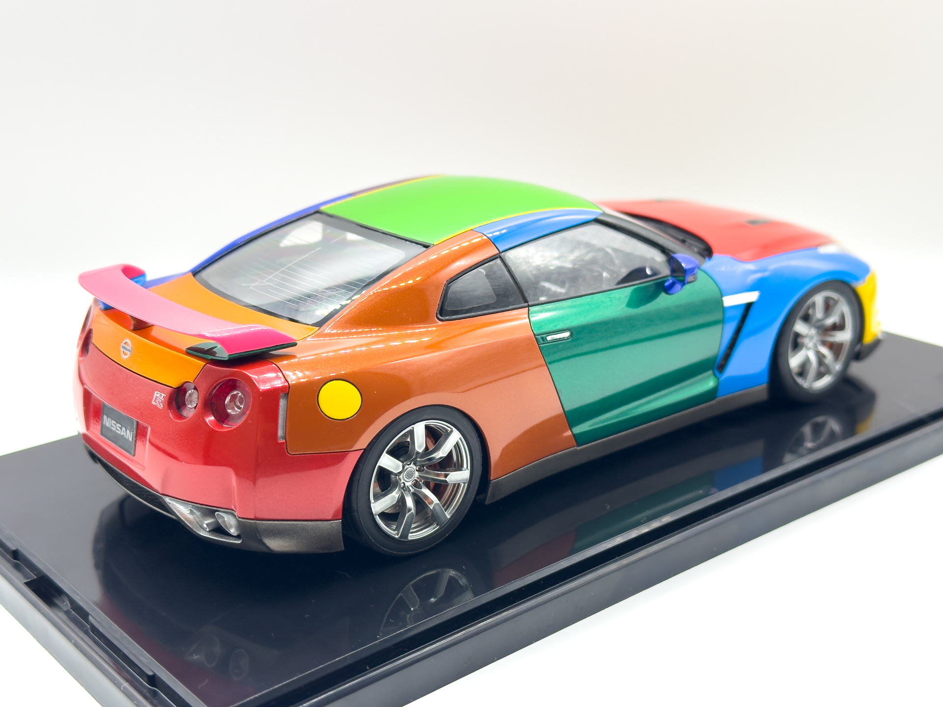 今回の作例では、タミヤから発売中の「1/24 NISSAN GT-R」を「ガイアノーツ20周年記念カラーセット」を用いてカラフルに仕上げます。