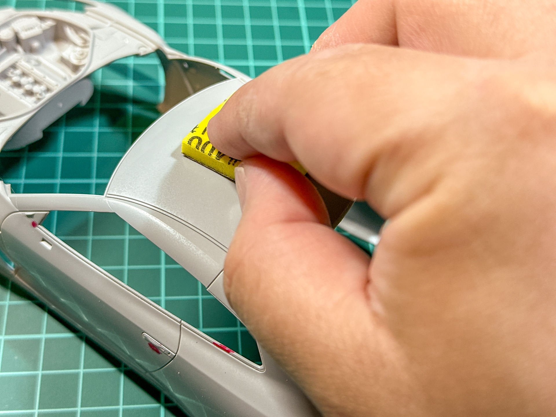 ヤスリはボディ全体を一皮剥くようにかけていきます。