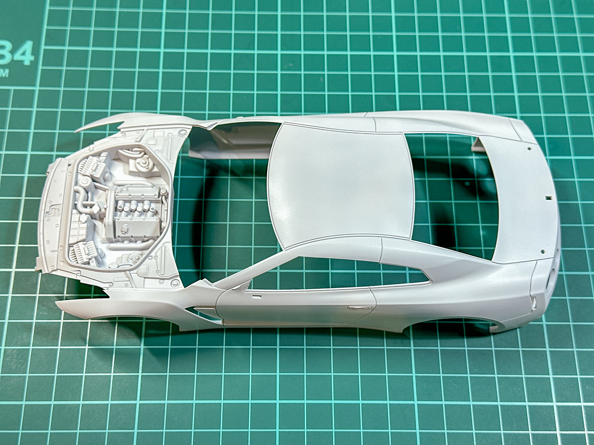 下地塗装が完了したボディパーツ。塗布後に発覚した傷はラッカーパテで処理し、再度サフを塗布しています。