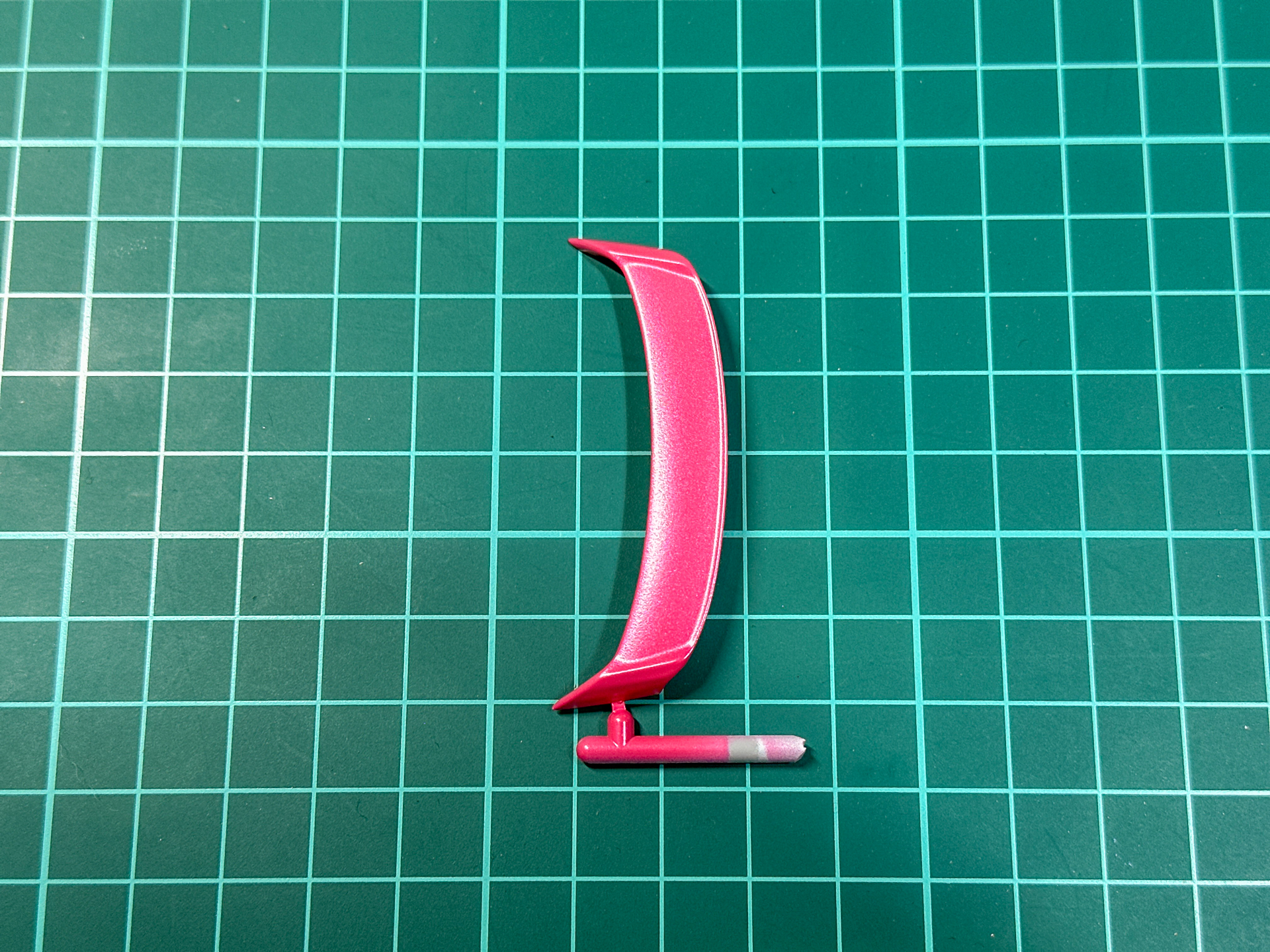 リアスポイラーは一部ランナーを残した状態で持ち手としています。仕上げ色塗装後クリアコート前にランナーは切り離します。