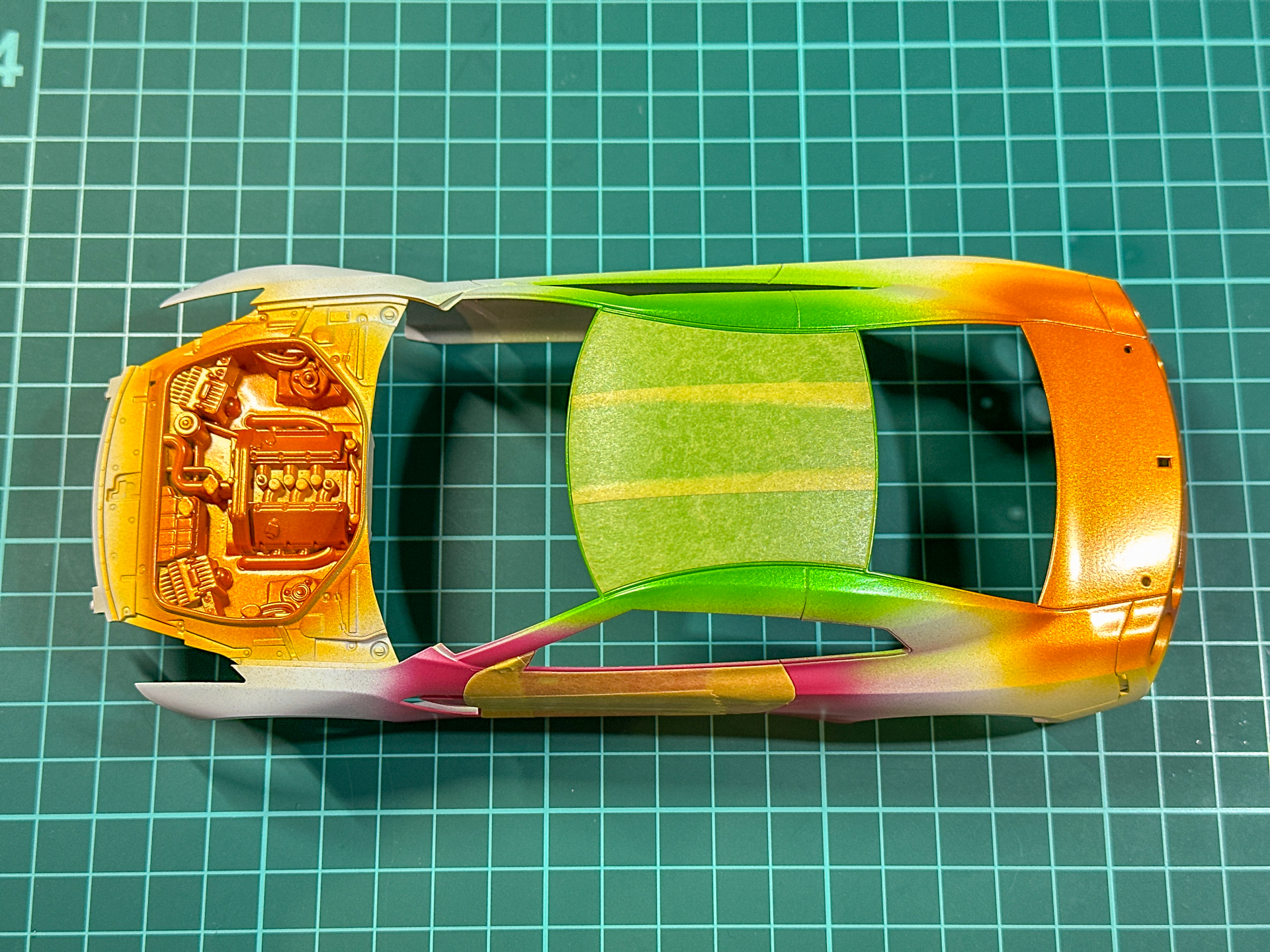 パールオレンジを塗布したボディパーツ。エンジンルームは黒とのコントラストとなるため、明るい配色としました。