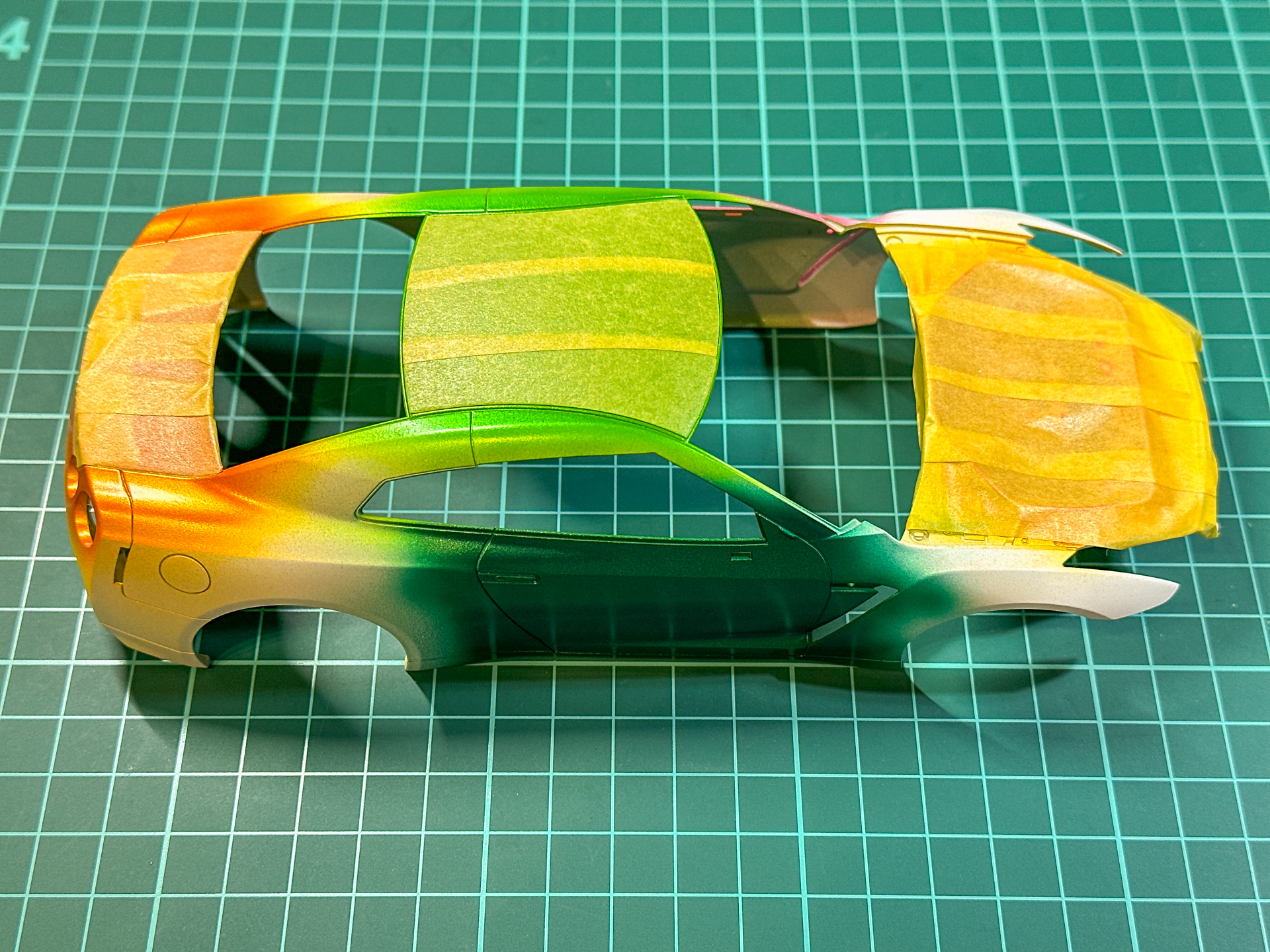 運転席ドアはパールピンクと対称的なカラーとなるようにパールグリーンを選択しました。