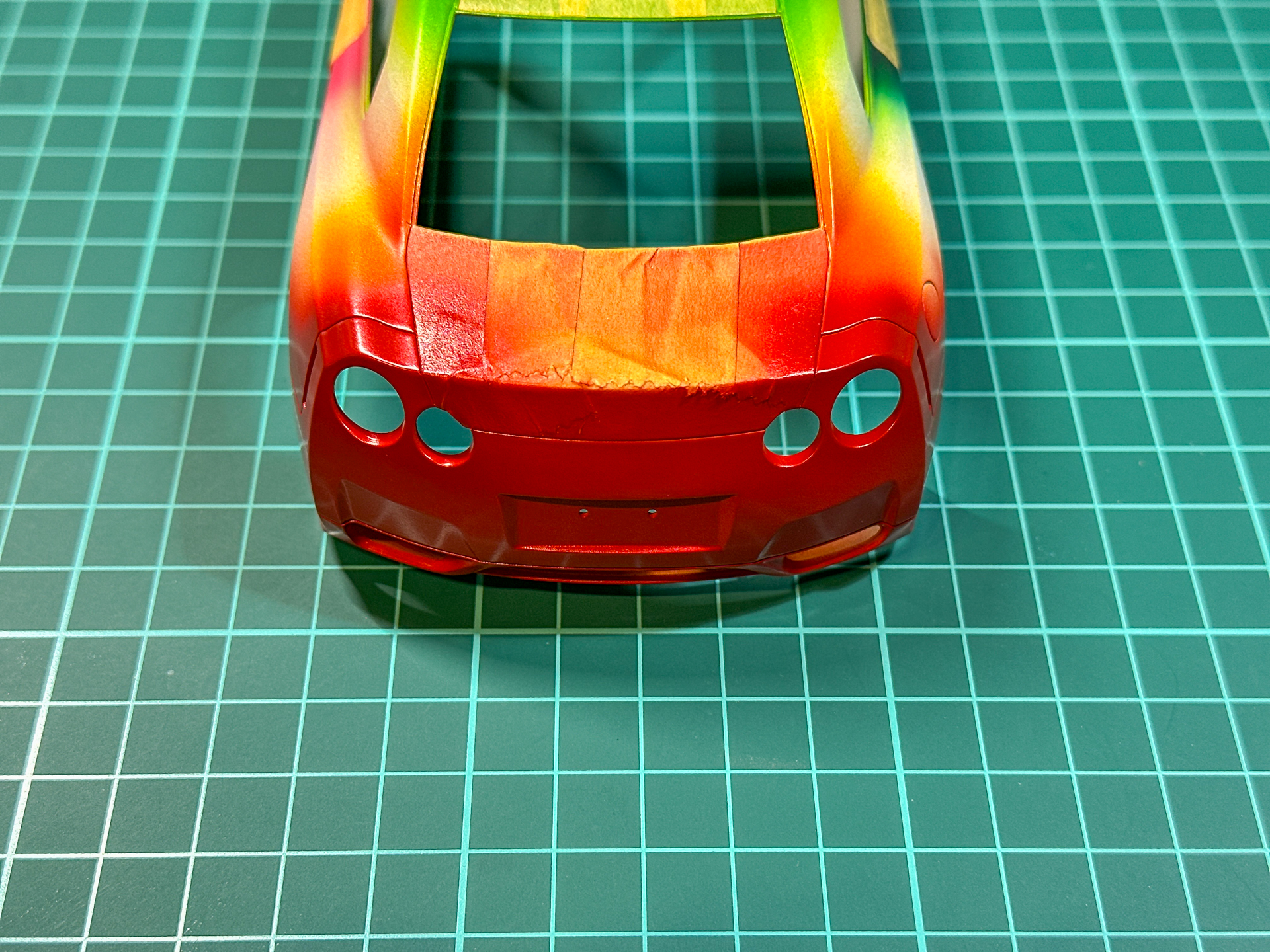 パールレッドで塗装したリアバンパー。トランクドアがオレンジだったので濃い赤としました。