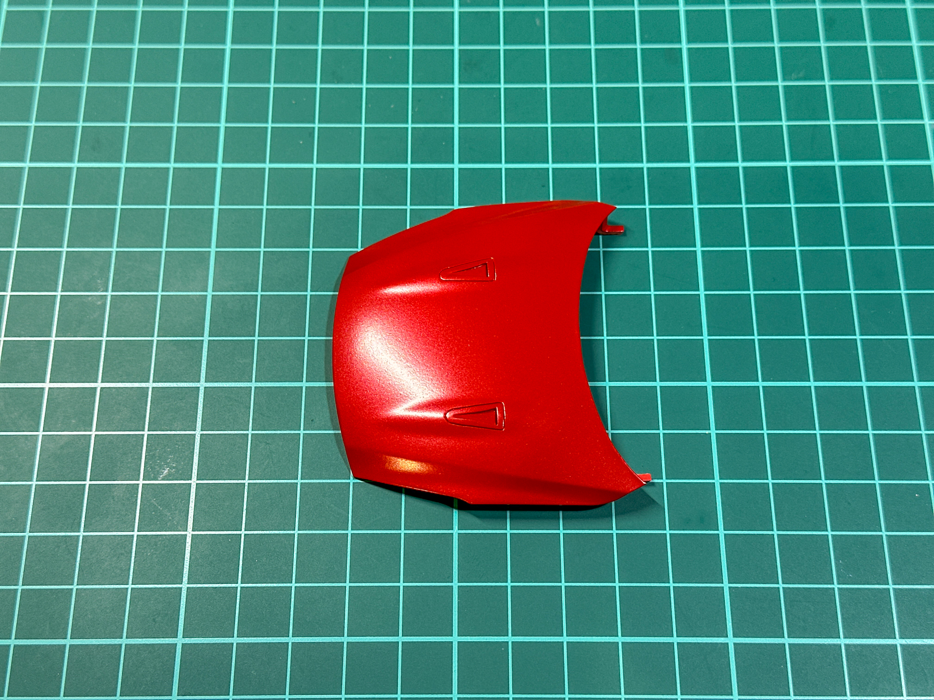 車体を正面から見た際、ボンネットとリアバンパーは一緒に見えないため、パールレッドを採用しています。