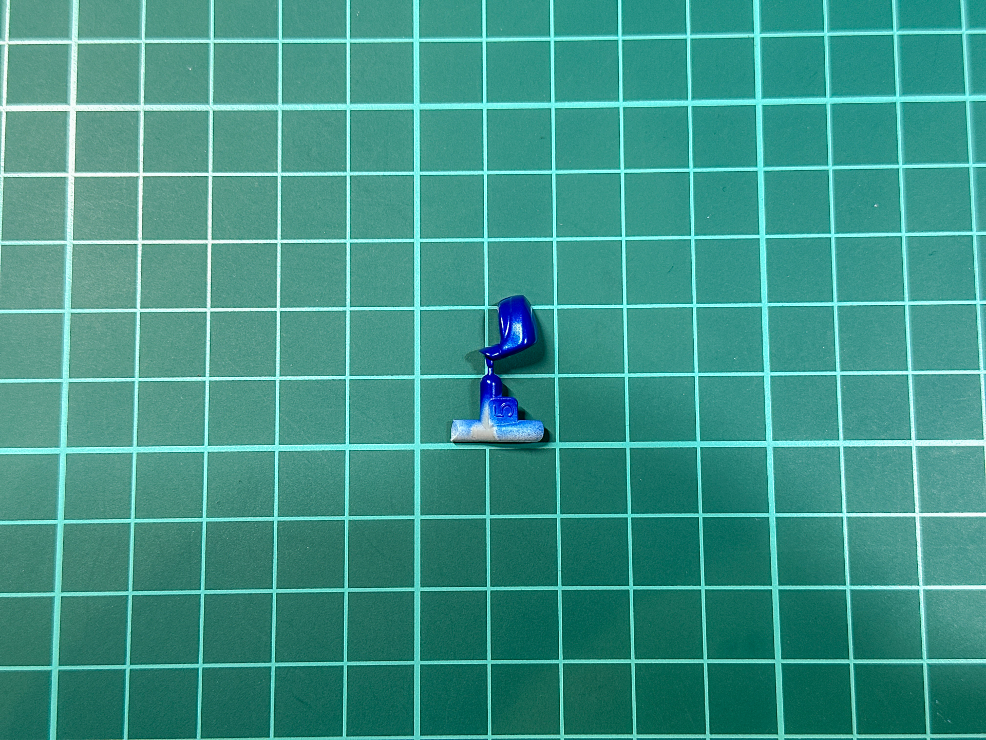 航空機の翼端灯配色を参考に右側はブルーとしています。