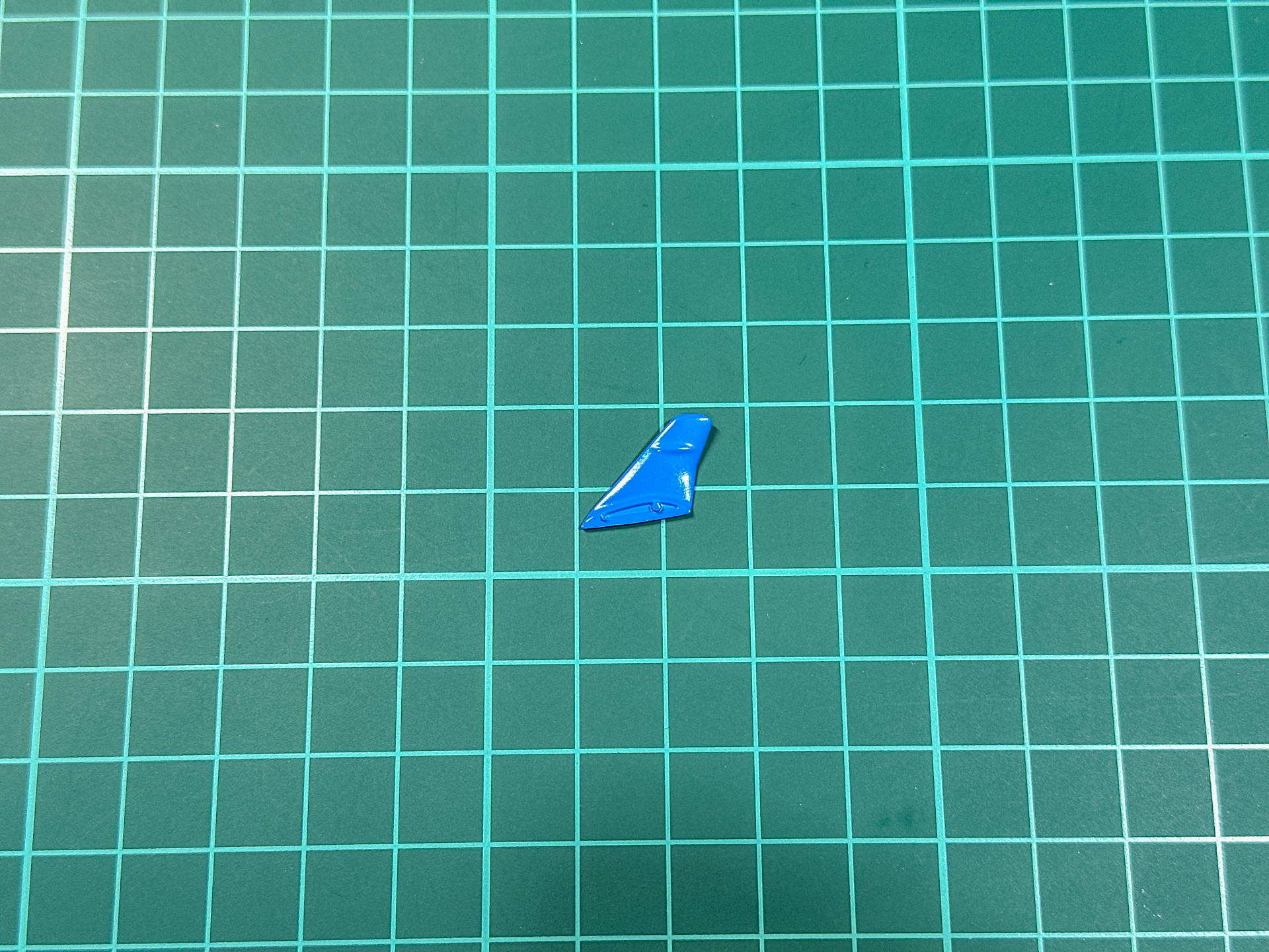 リアスポイラー基部左側もパールスカイブルーで塗装することとしました。