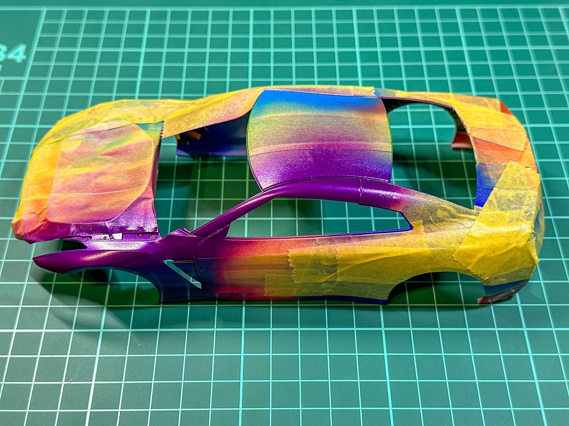 車体左前方部はパールパープルで塗装することとしました。