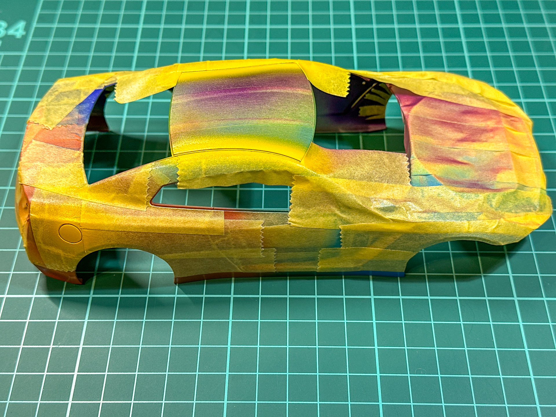 パールイエローを天井部のラインに採用することでアクセントカラーとしています。