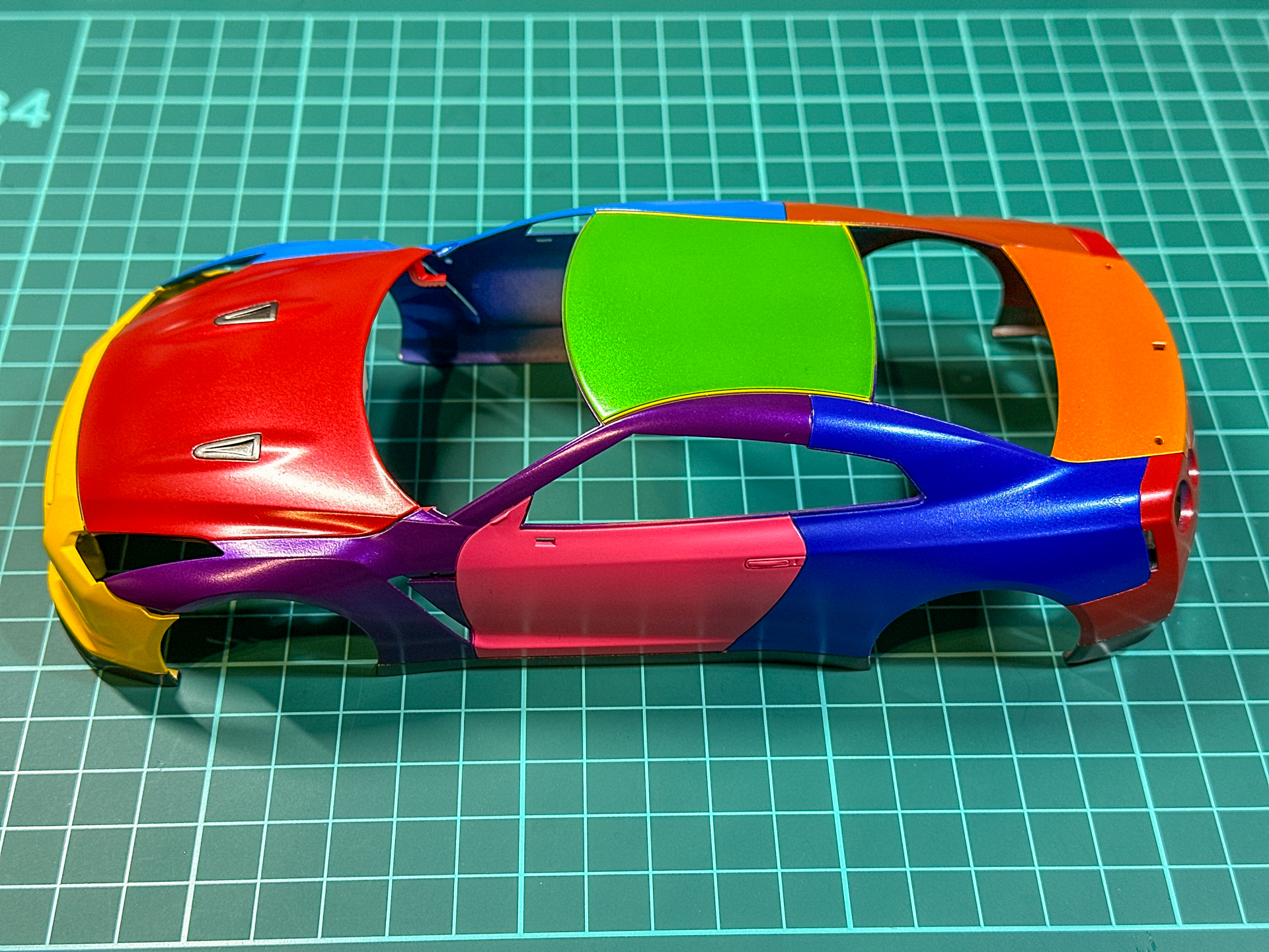 仕上げ色塗装が完了したボディパーツ。カラフルな仕上がりとなりました。これからクリアコートを行ないます。