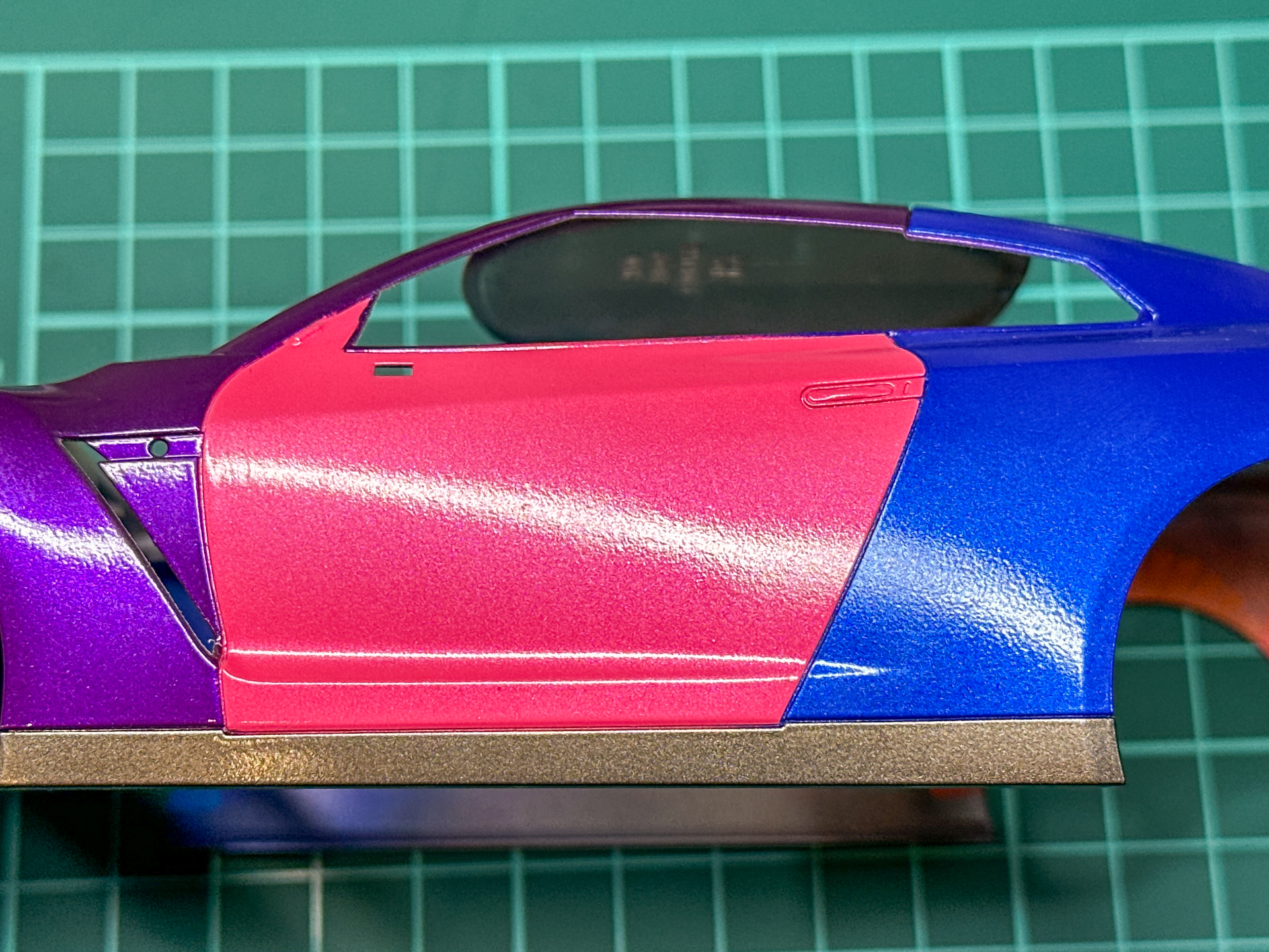 ボディ側面のアップ。ライトの光を当ててみると表面が荒れていることがわかります。