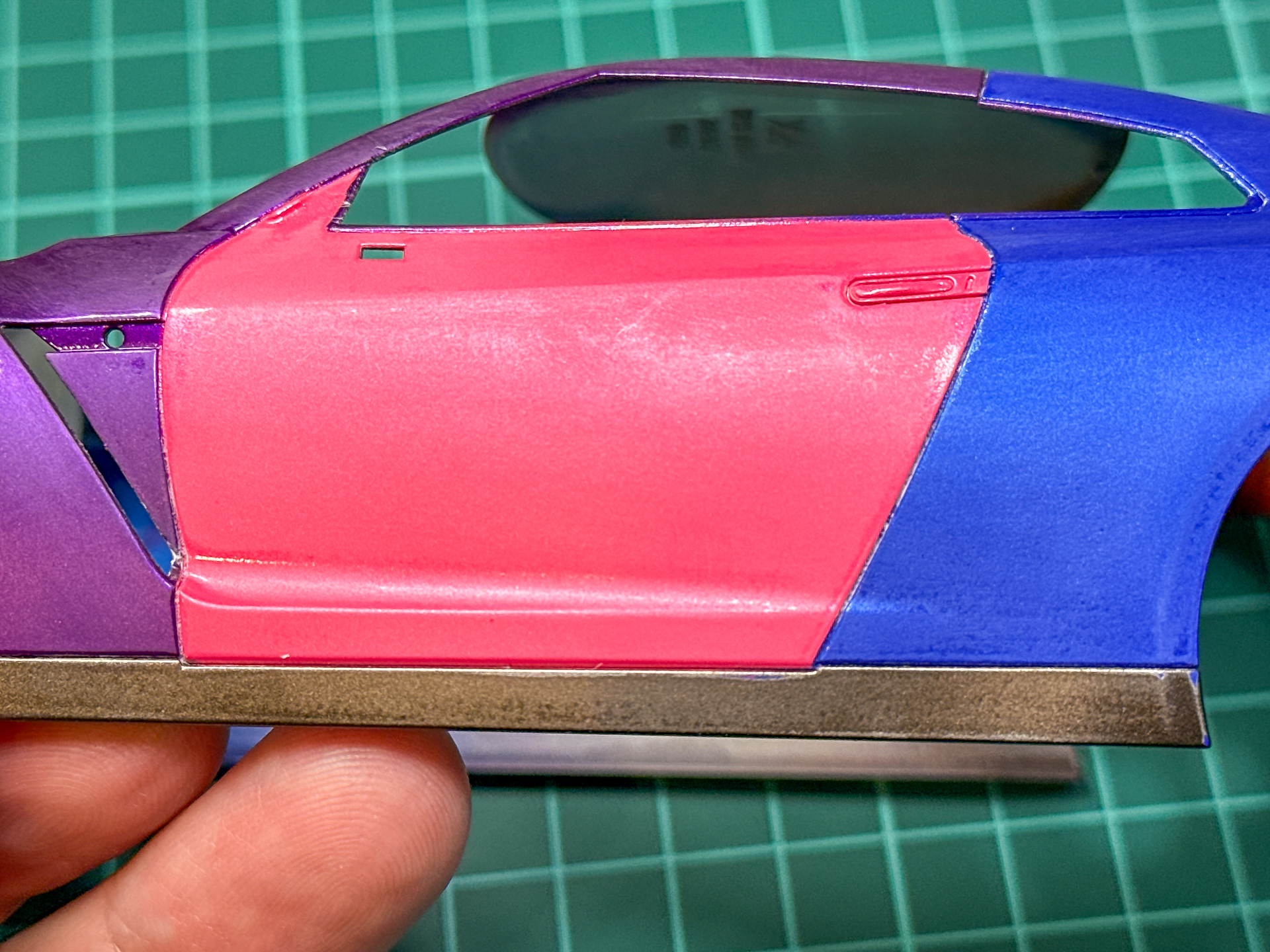 中研ぎを行なったボディパーツ。全体がつや消し状態に仕上がりました。