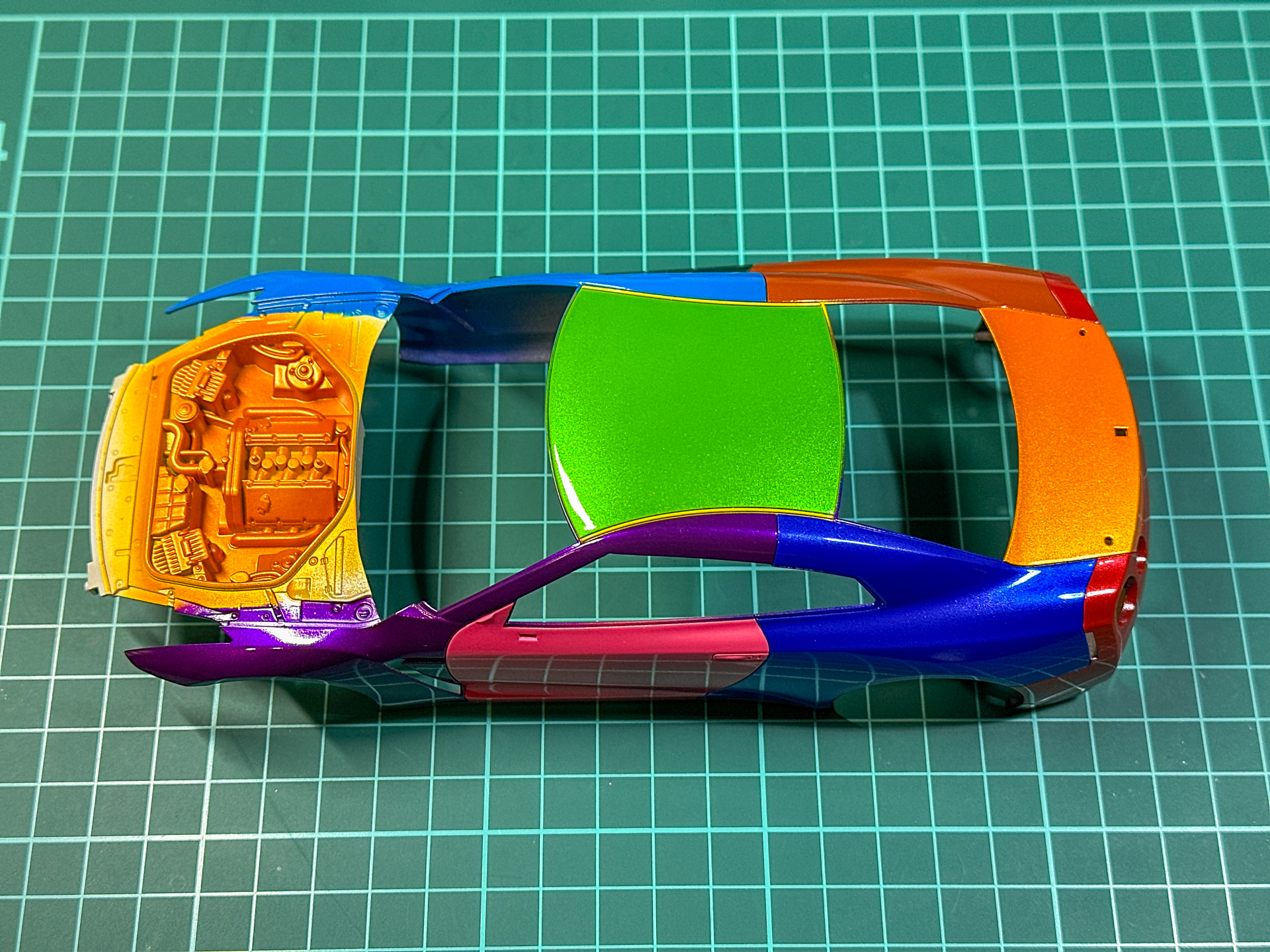 クリアーの塗装が完了したボディパーツ。このままでも十分に輝きますが研ぎ出しでさらに輝かせていきます。