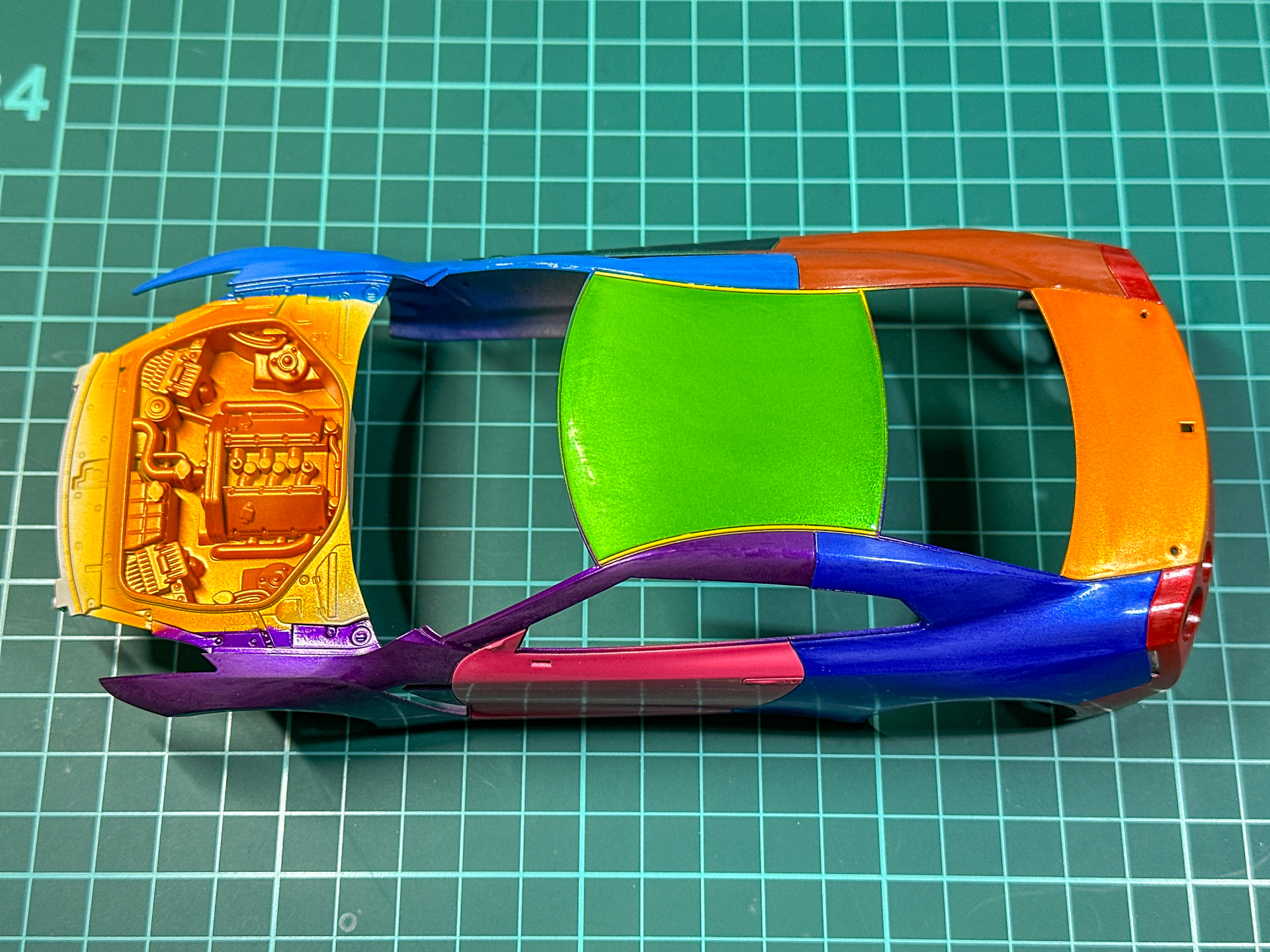 1500番の研磨が完了したボディパーツ。この番手でボディ表面に残っているミスト粒やほこりを除去します。