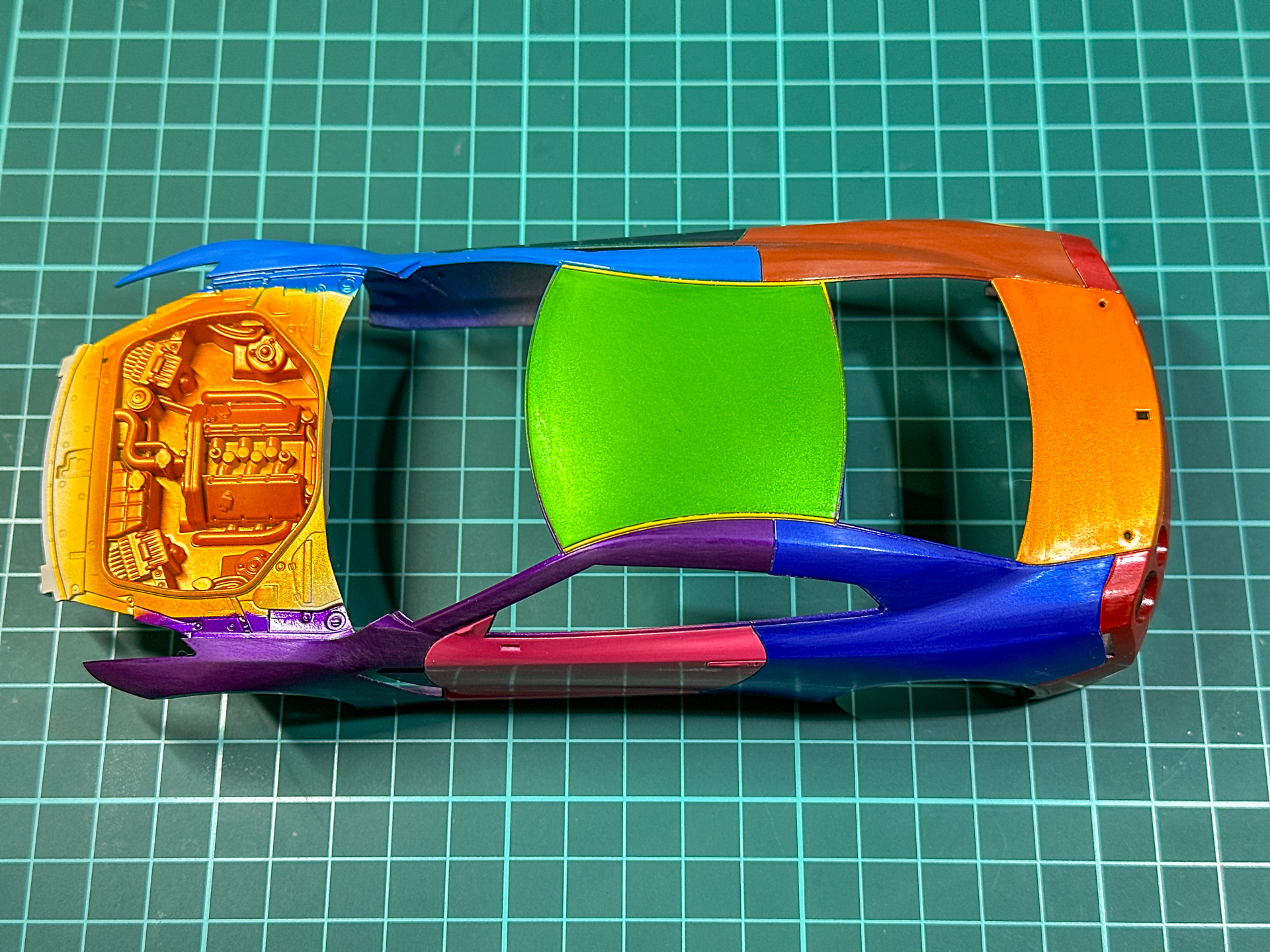 2000番の研磨が完了したボディパーツ。ここからは番手が上がるたびに前の番手のヤスリ傷が残らないよう注意して研ぎ出しを行ないます。