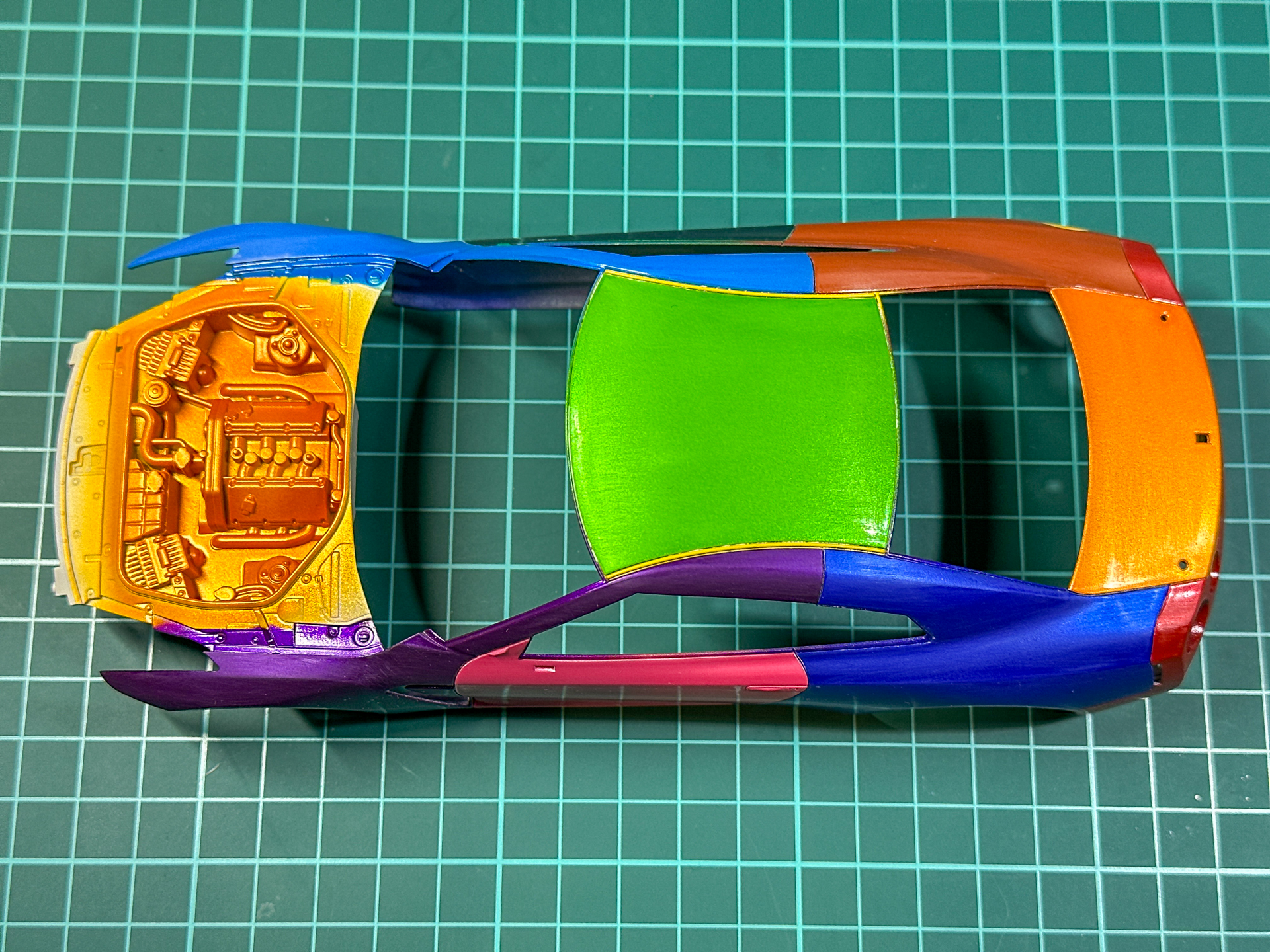 4000番の研磨が完了したボディパーツ。パーツのエッジ部分はクリアーの膜厚も薄く全て削ってしまうリスクも高いため特に注意が必要です。