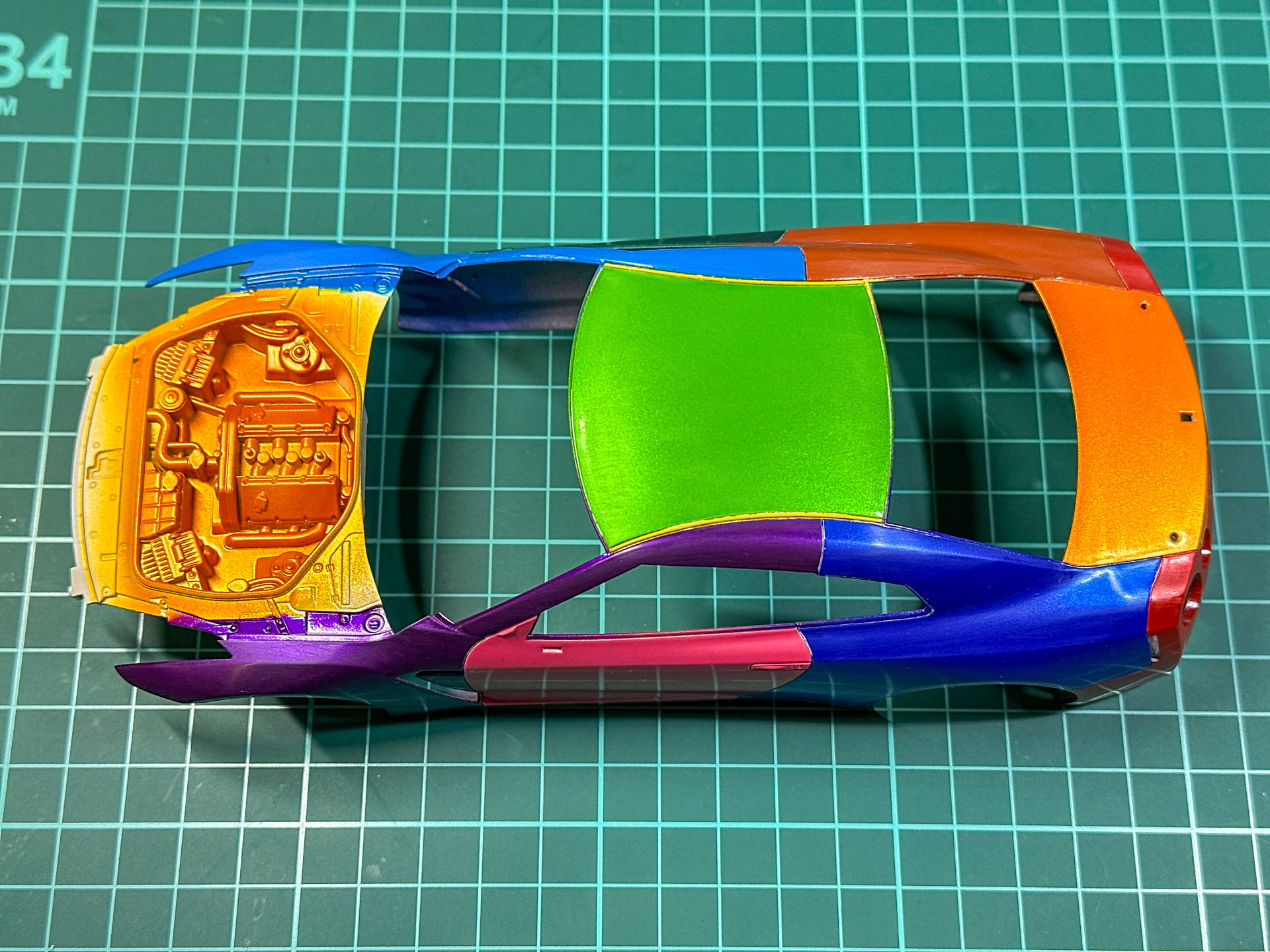 6000番の研磨が完了したボディパーツ。つや消しではあるものの、かなり滑らかな表面になってきました。