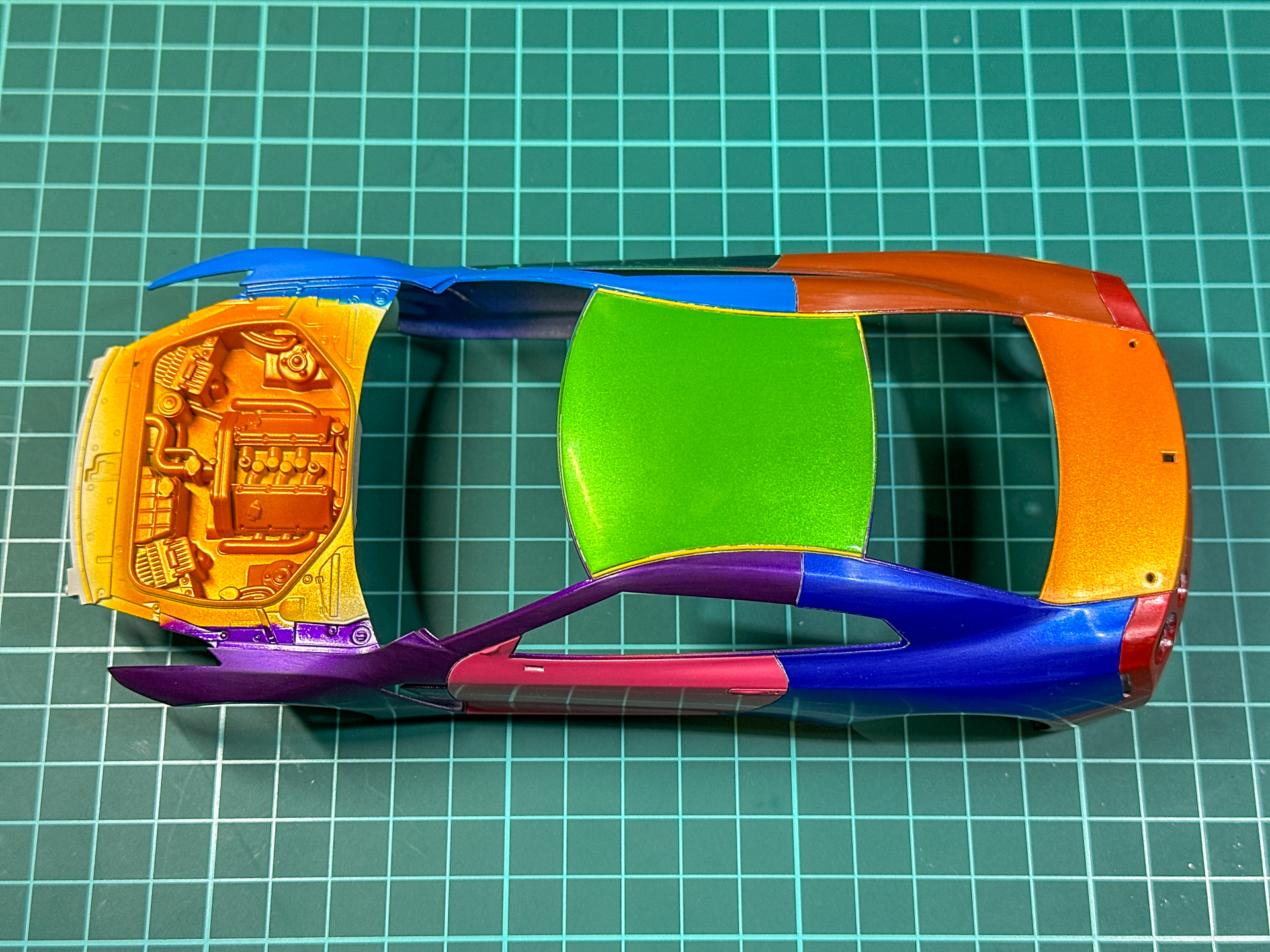 8000番の研磨が完了したボディパーツ。ここから徐々に光沢が出てきます。