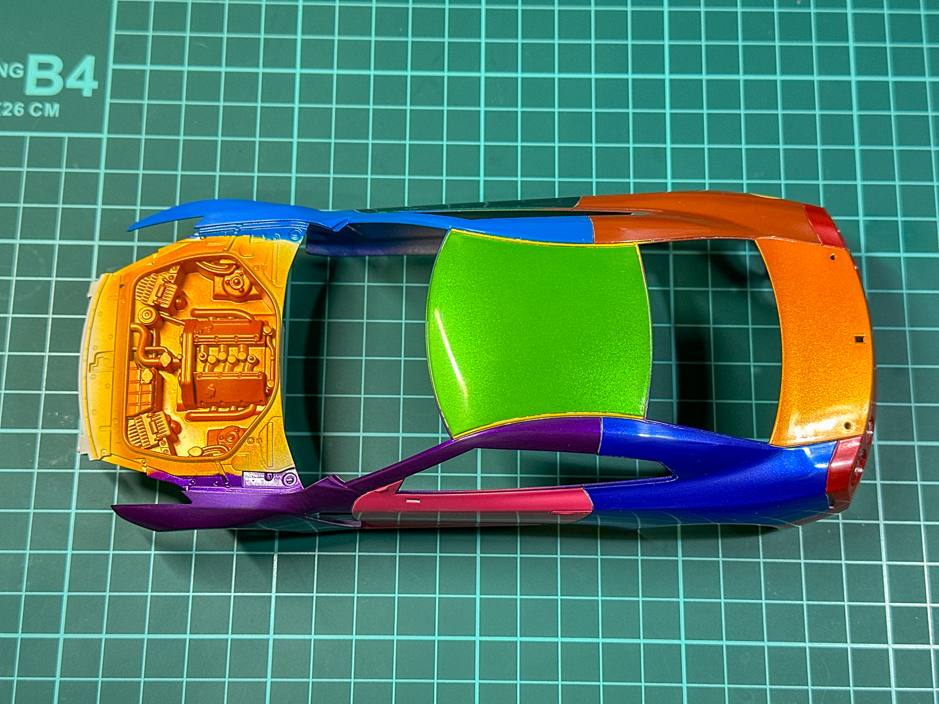 10000番の研磨が完了したボディパーツ。これでも十分に光沢仕上げといえる状態ですが、ここからさらに磨きをかけていきます。