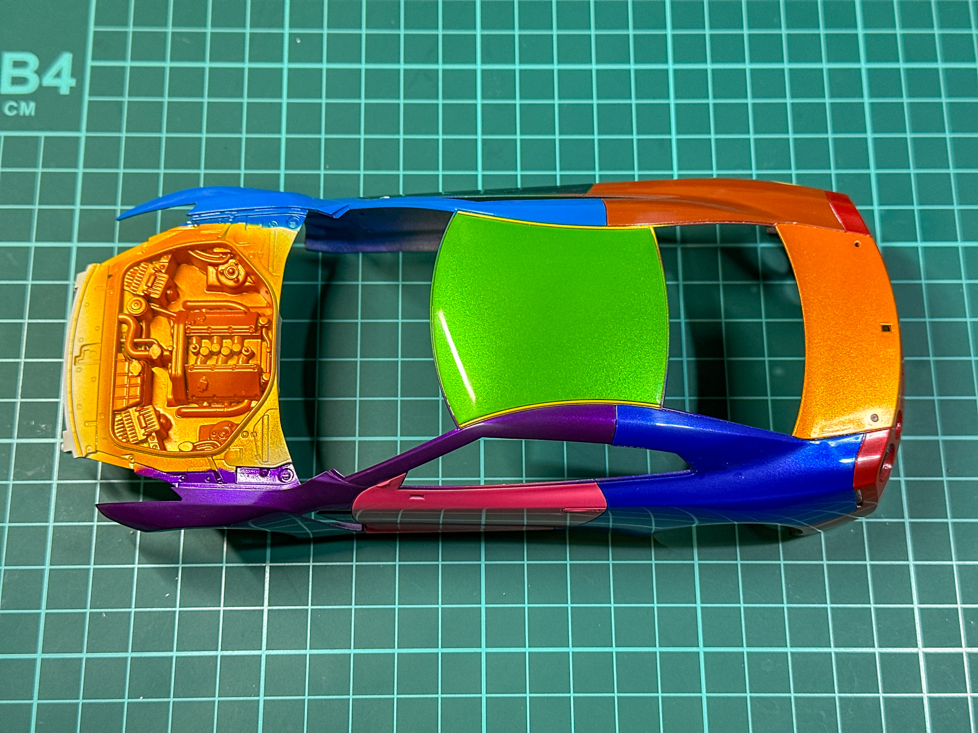 コンパウンド粗目による研磨が完了したボディパーツ。コンパウンドを使用と粗目でも一気に輝度が増します。