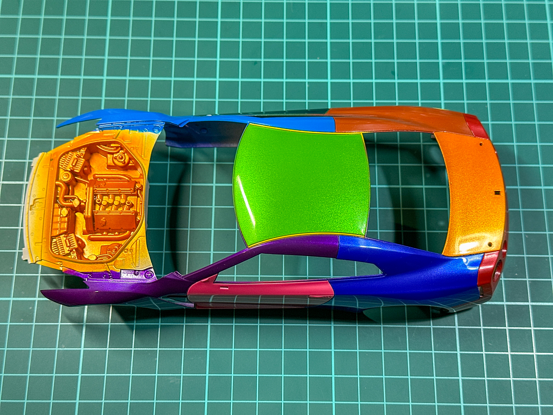 コンパウンド細目による研磨が完了したボディパーツ。ここからはコンパウンドで磨くよりも塗り広げる感覚に近くなります。