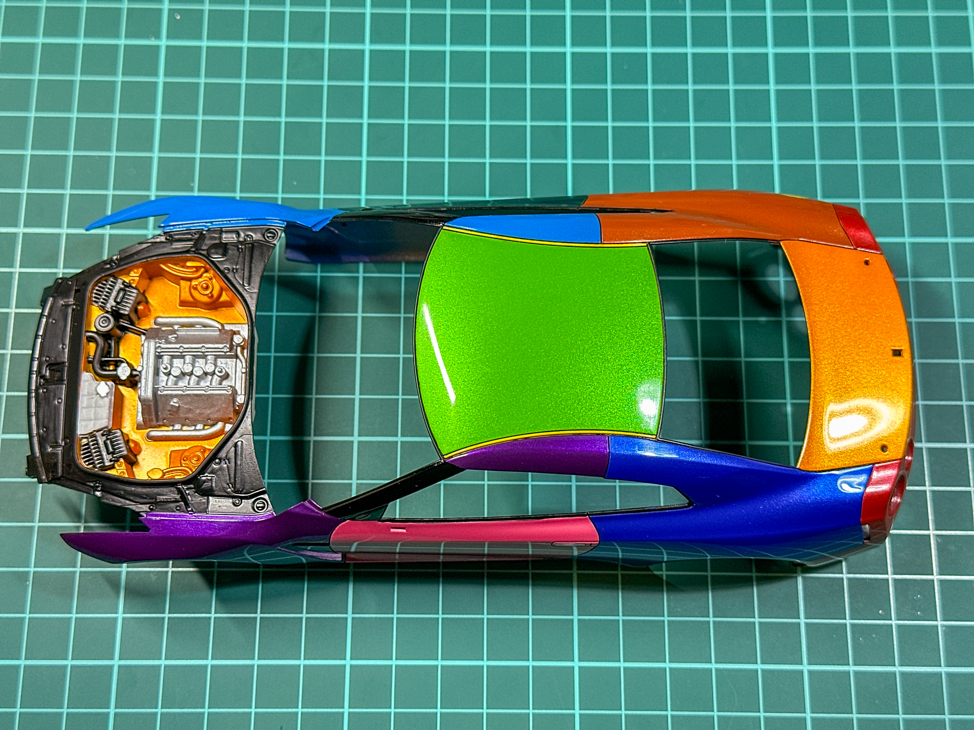 各部塗分けの完了したボディパーツ。より印象が引き締まりました。