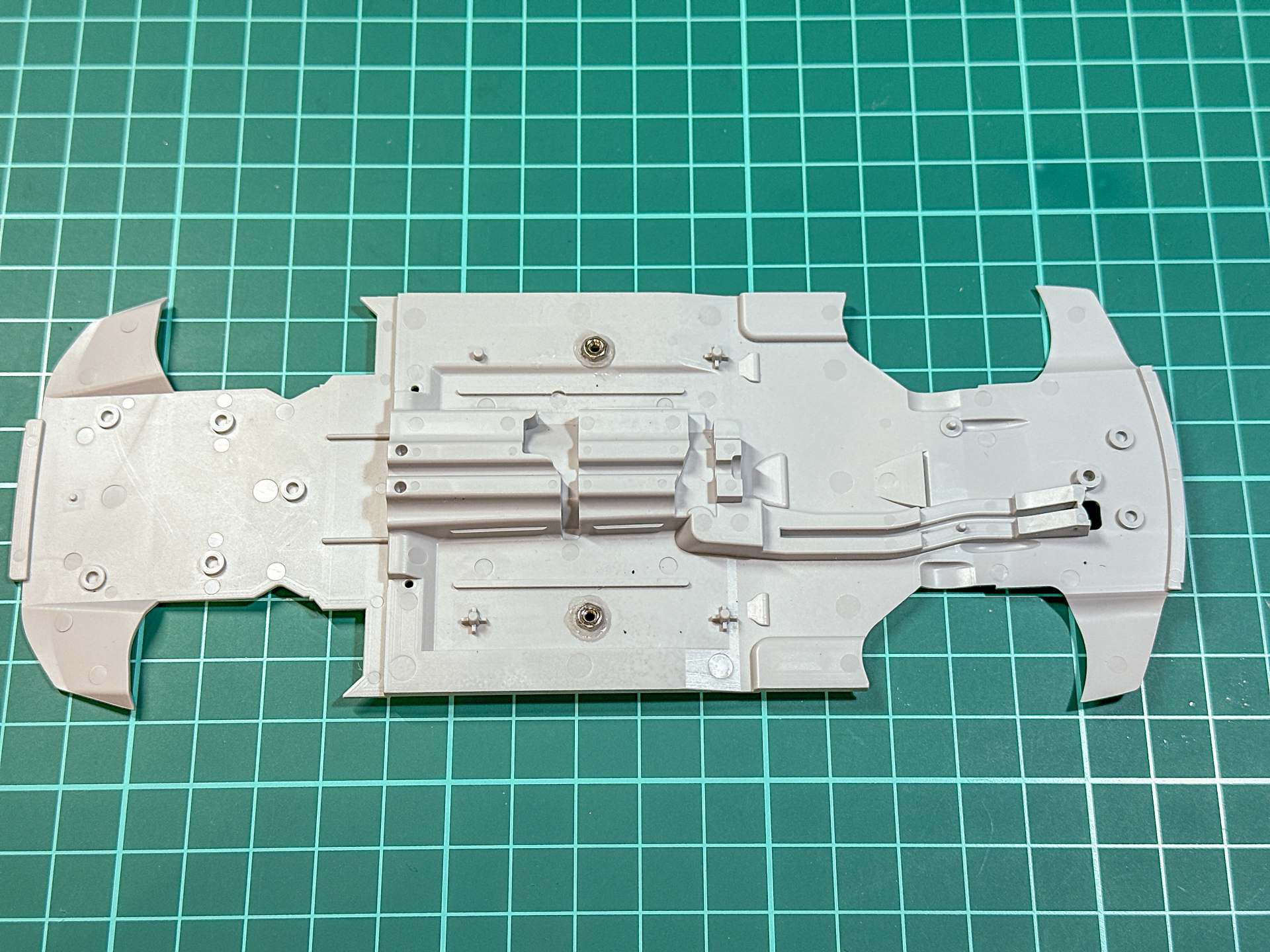 ナットの接着を行なったシャシー。完成後に台座へ固定できます。
