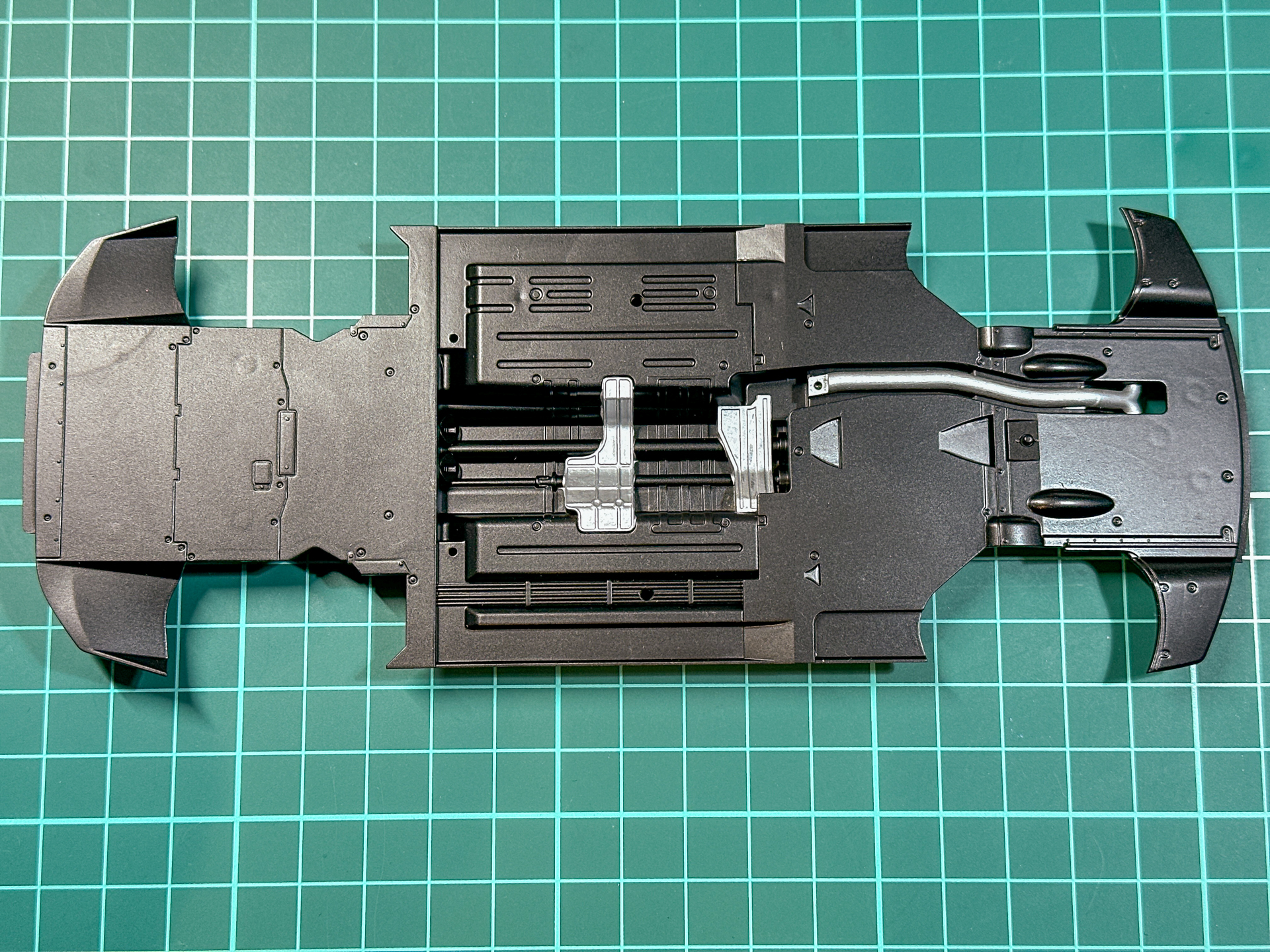 塗装の完了したシャシー。一部シルバーで色分けしています。