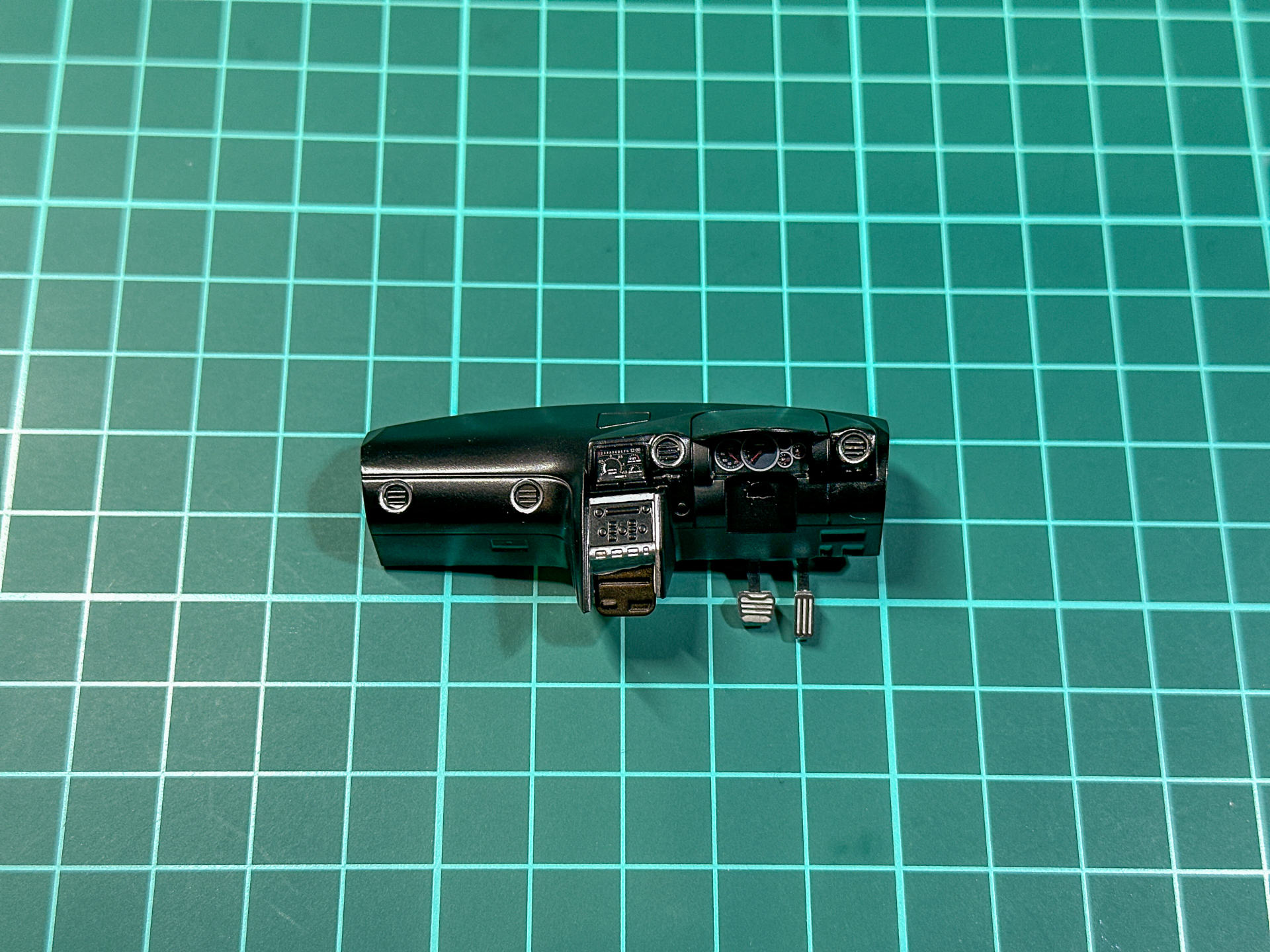 完成した内装ダッシュボード部分。部分塗装、デカール、エッチングパーツでディテールアップしています。