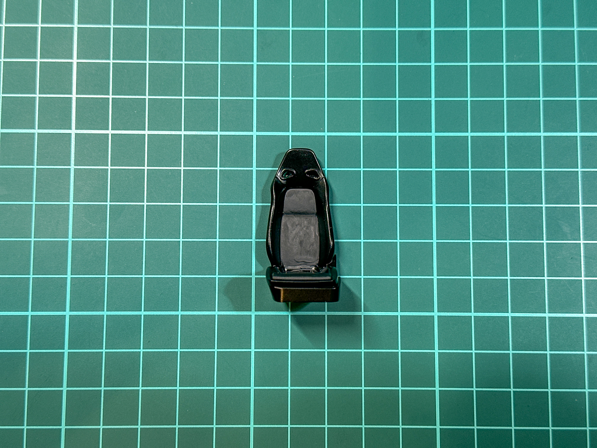 塗装を行なったシート。座面部分をつや消しブラックで塗装することで質感の違いを再現しています。