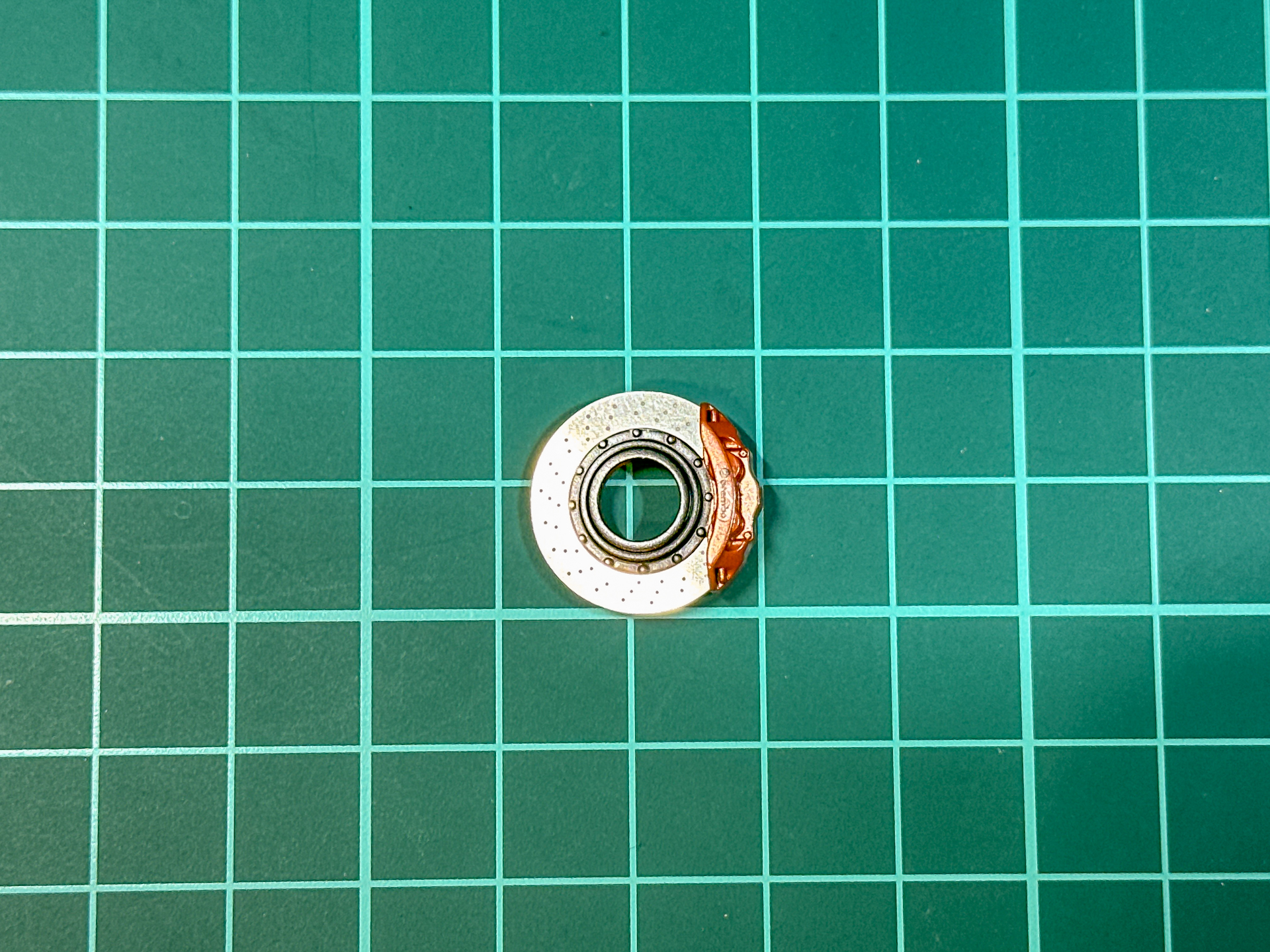 塗装を行なったブレーキ回り。ブレーキキャリパーにパールブラウンを使用し、ディスクローターにはエッチングパーツを使用しています。