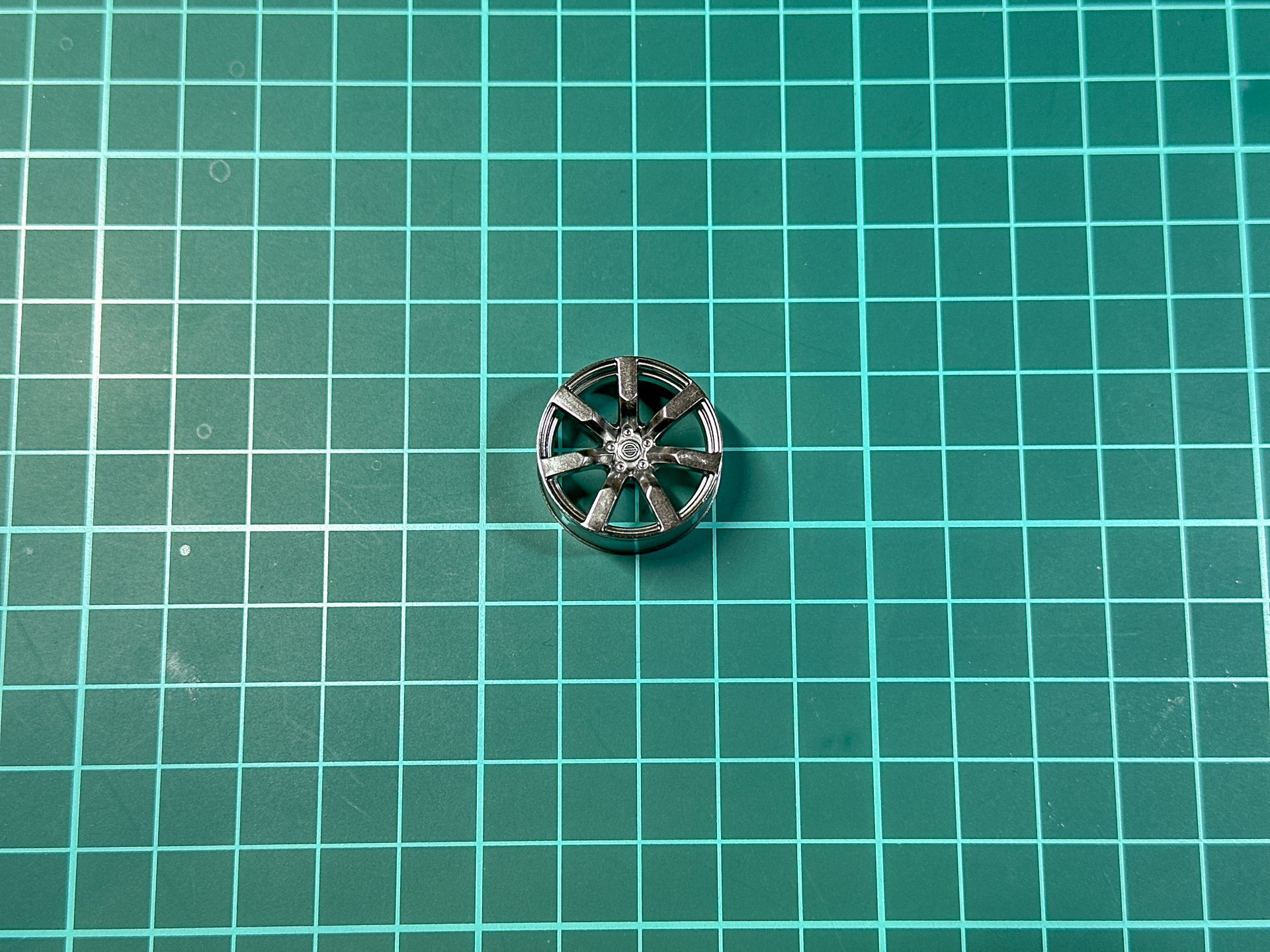 ホイールにはクリアブラックを1層塗装し、色味を落ち着かせています。