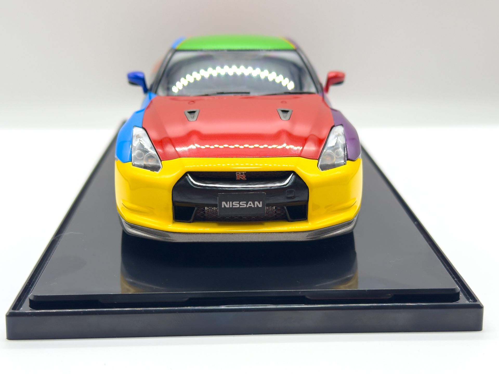 正面から見たGT-R。フロントバンパーをパールイエローとすることでより前方に貼り出た印象を与えます。