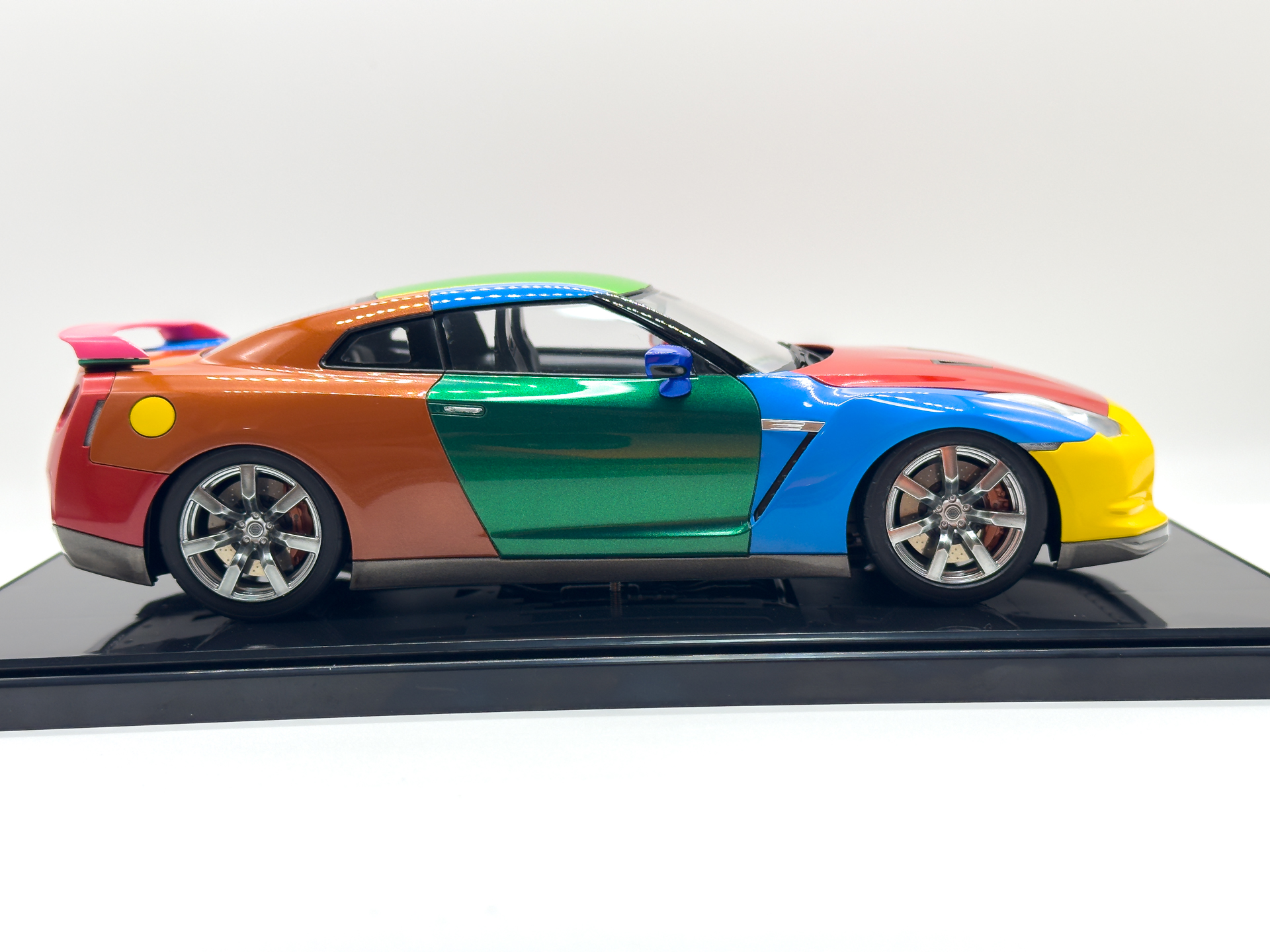 右側面から見たGT-R。給油口カバーのパールイエローをアクセントカラーとしました。