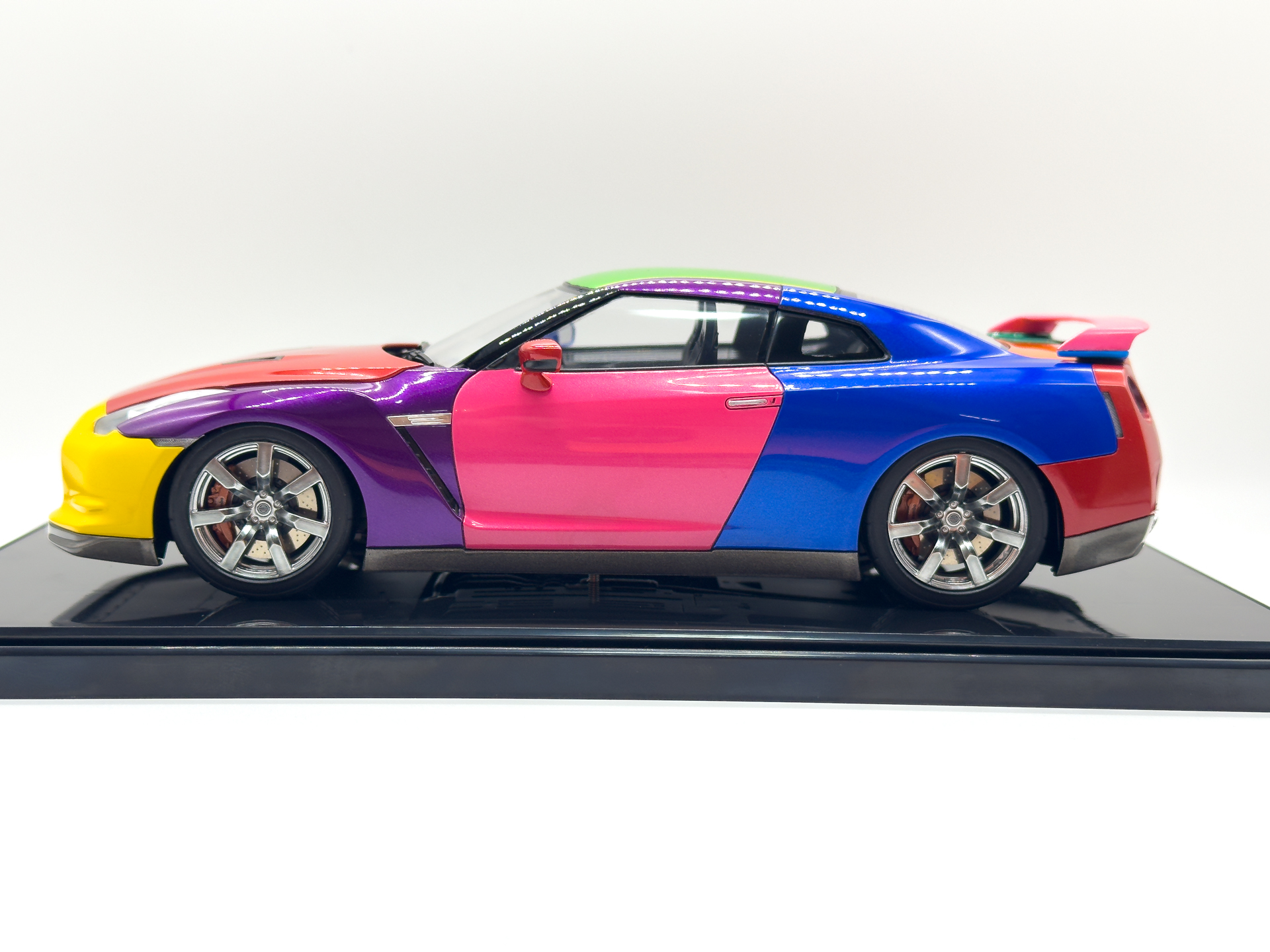 左側面から見たGT-R。パールパープルとパールブルーは特にパール粒子の輝度が高くなりました。