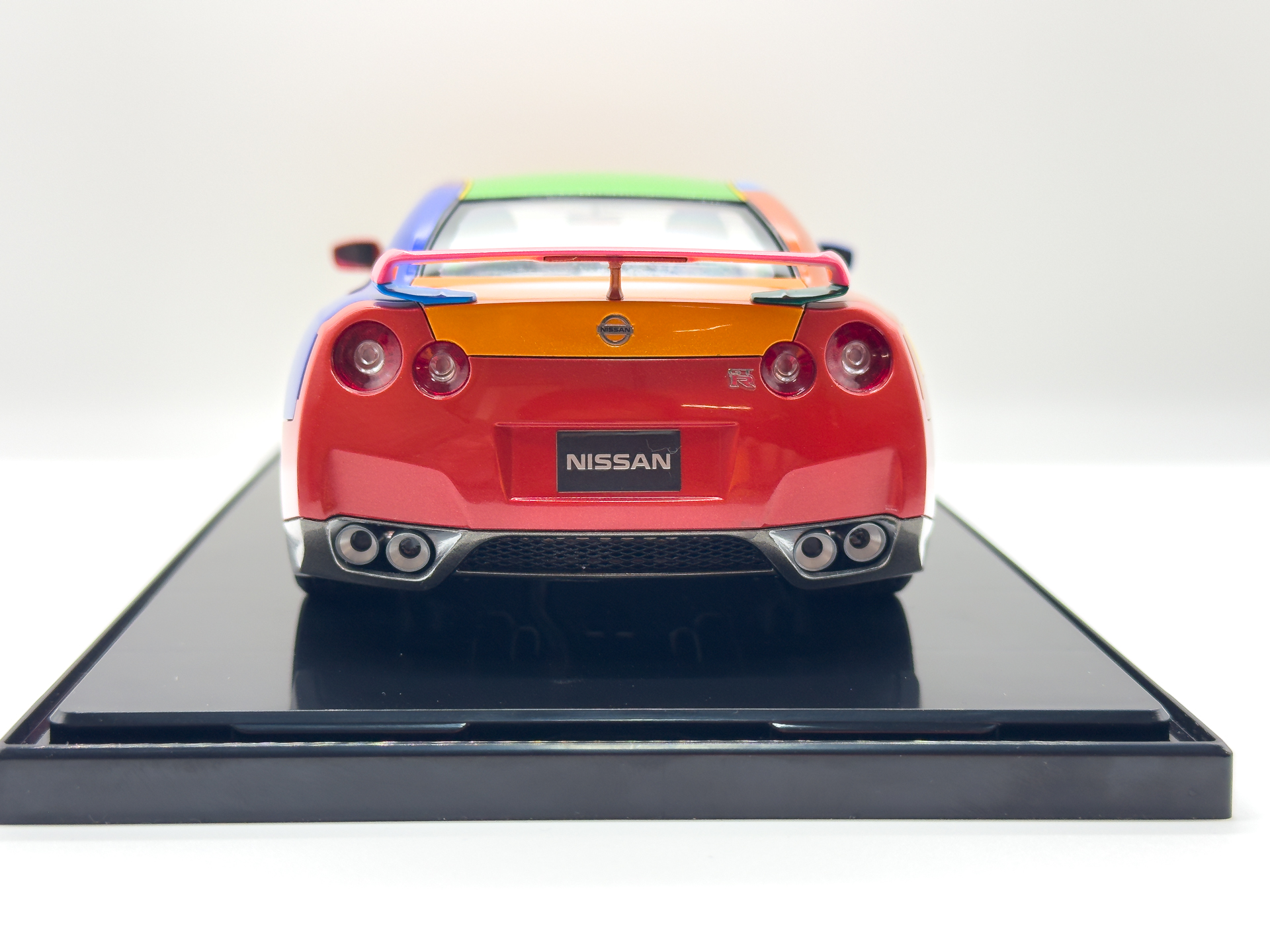 背面から見たGT-R。リアバンパーはパールレッドにしたことでフロントと比較して引き締まった印象を与えます。