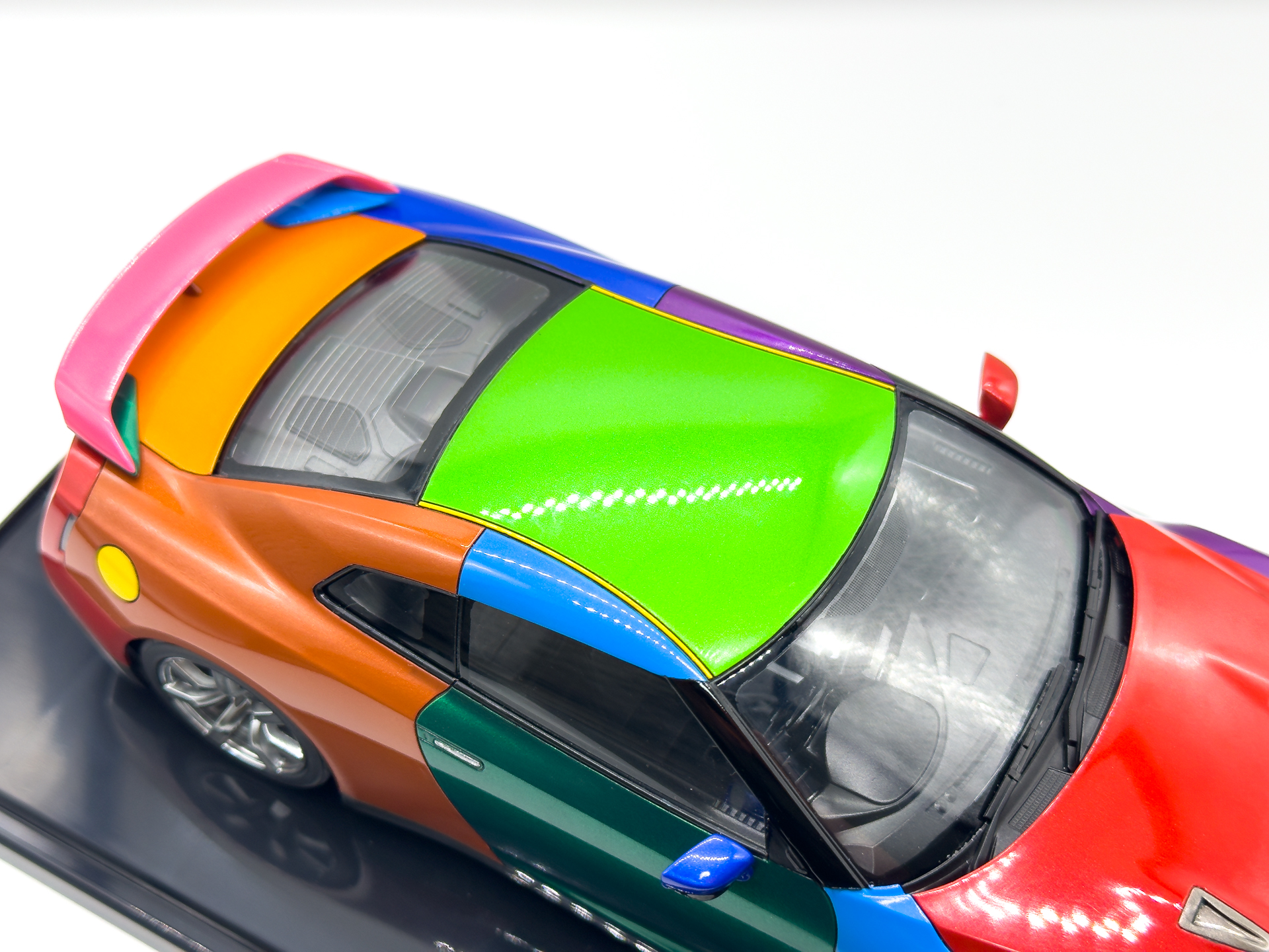 天井部分のアップ。細かいモールドも異なるカラーで色分けしました。