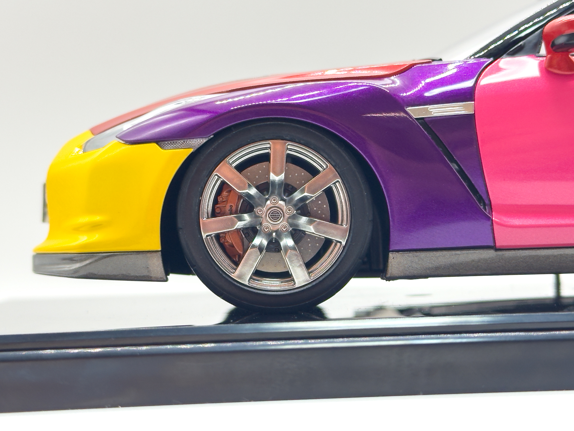 タイヤ部分のアップ。ブレーキキャリパーにはパールブラウンを使用しています