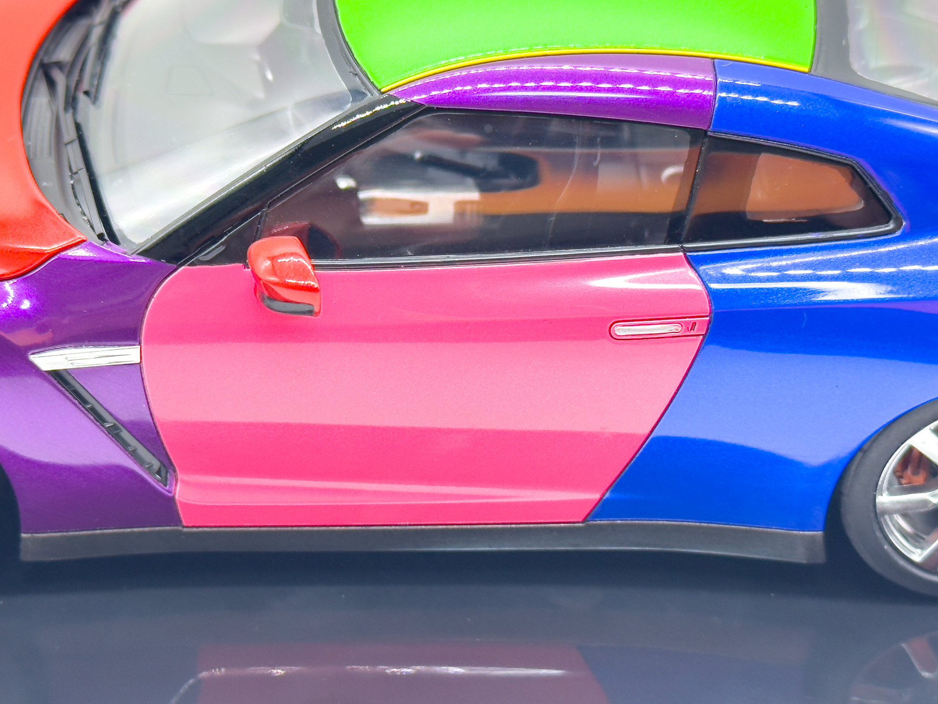 パールピンクのアップ。他の配色と比較してパール粒子の輝度は高くないものの研ぎ出しを行なうことで通常色にはない輝きを放ちます。