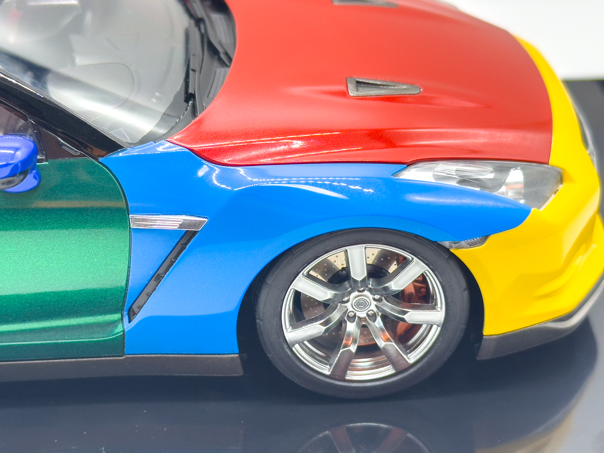 パールスカイブルーのアップ。パールピンクと同様に研ぎ出しを行なうことで通常色にはない輝きを放ちます。