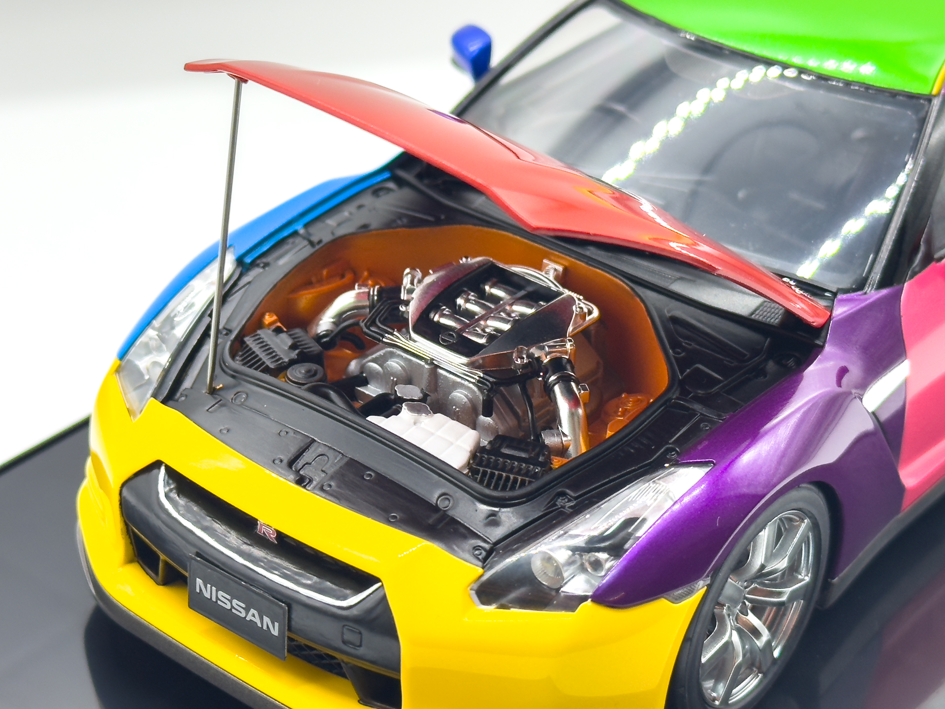 エンジンルームのアップ。パールオレンジを使用したことでエンジン本体等との明度の差が生まれ、エンジンの構造をより引き立てます。