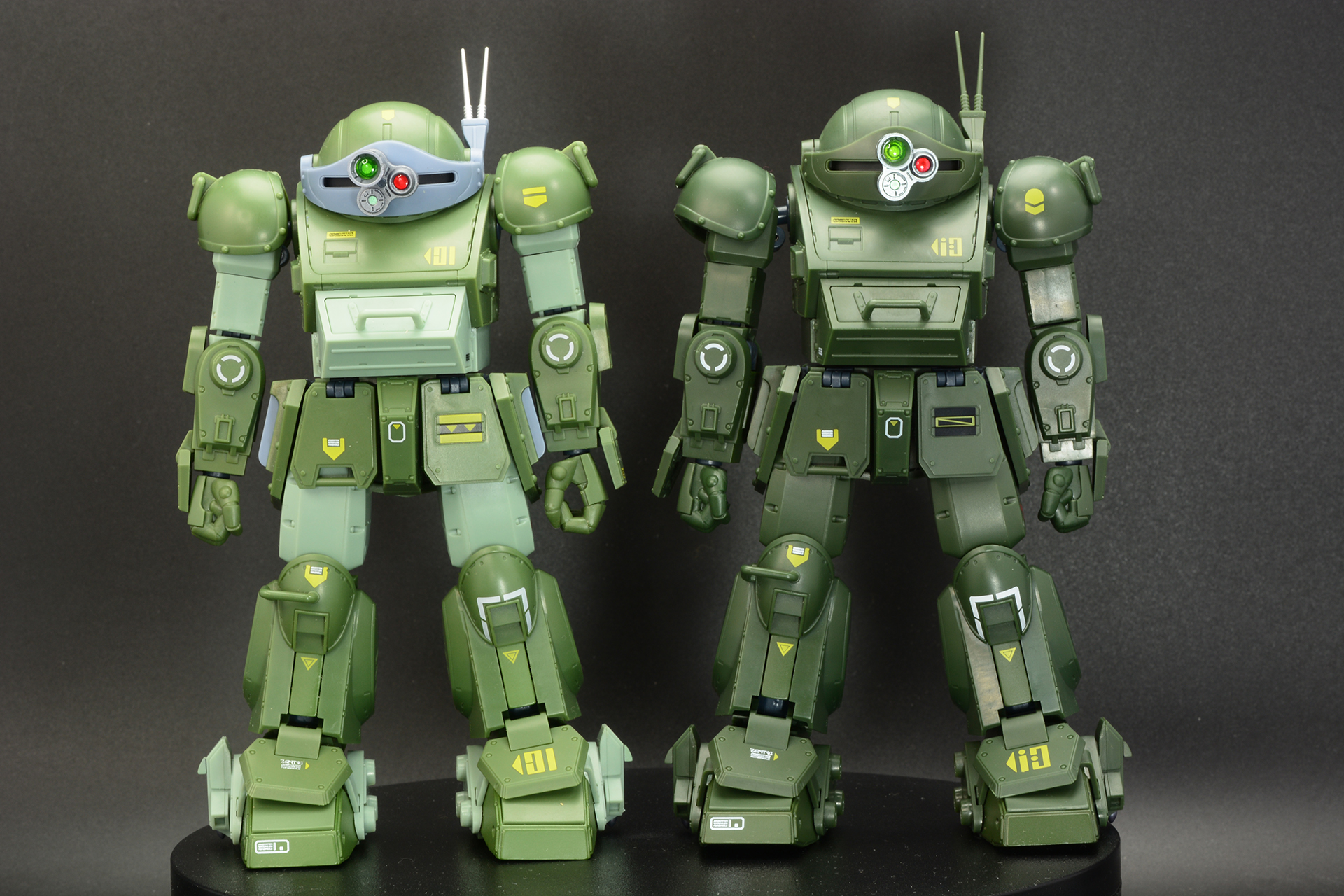 右は「HI-METAL R スコープドッグ レッドショルダーカスタム」。左の「HI-METAL R スコープドッグ（宇宙戦仕様）」とは機体色が異なる