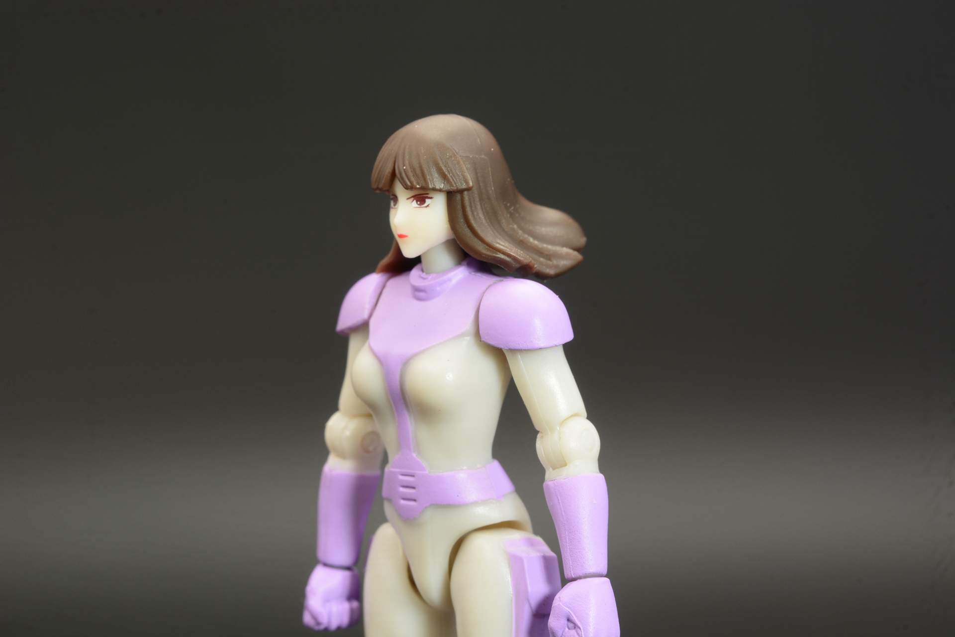 風になびく髪を表現した頭部