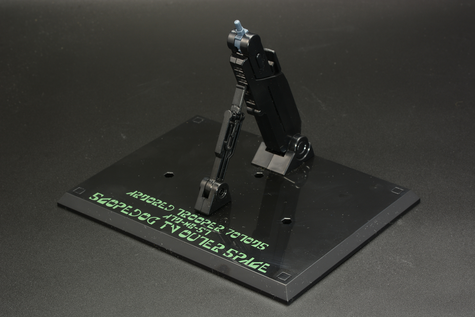 アームは伸縮、角度調整が可能。基部にはこの世界の文字「アストラギウス文字」が描かれている