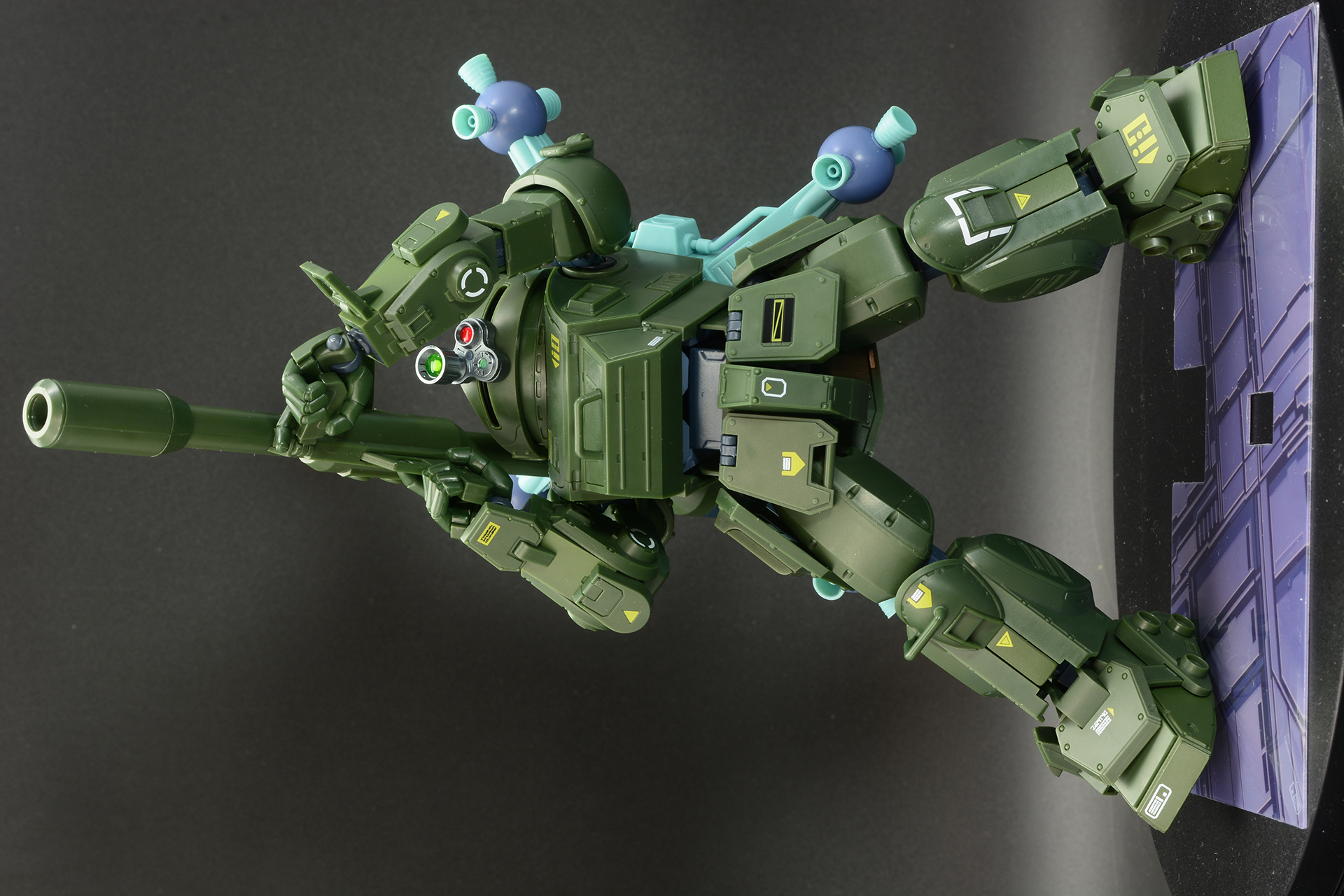 カメラに対し水平方向に立ち、ソリッドシューターを発射。29話「二人」からは宇宙空間というこれまでの陸戦と異なる戦いが描かれる