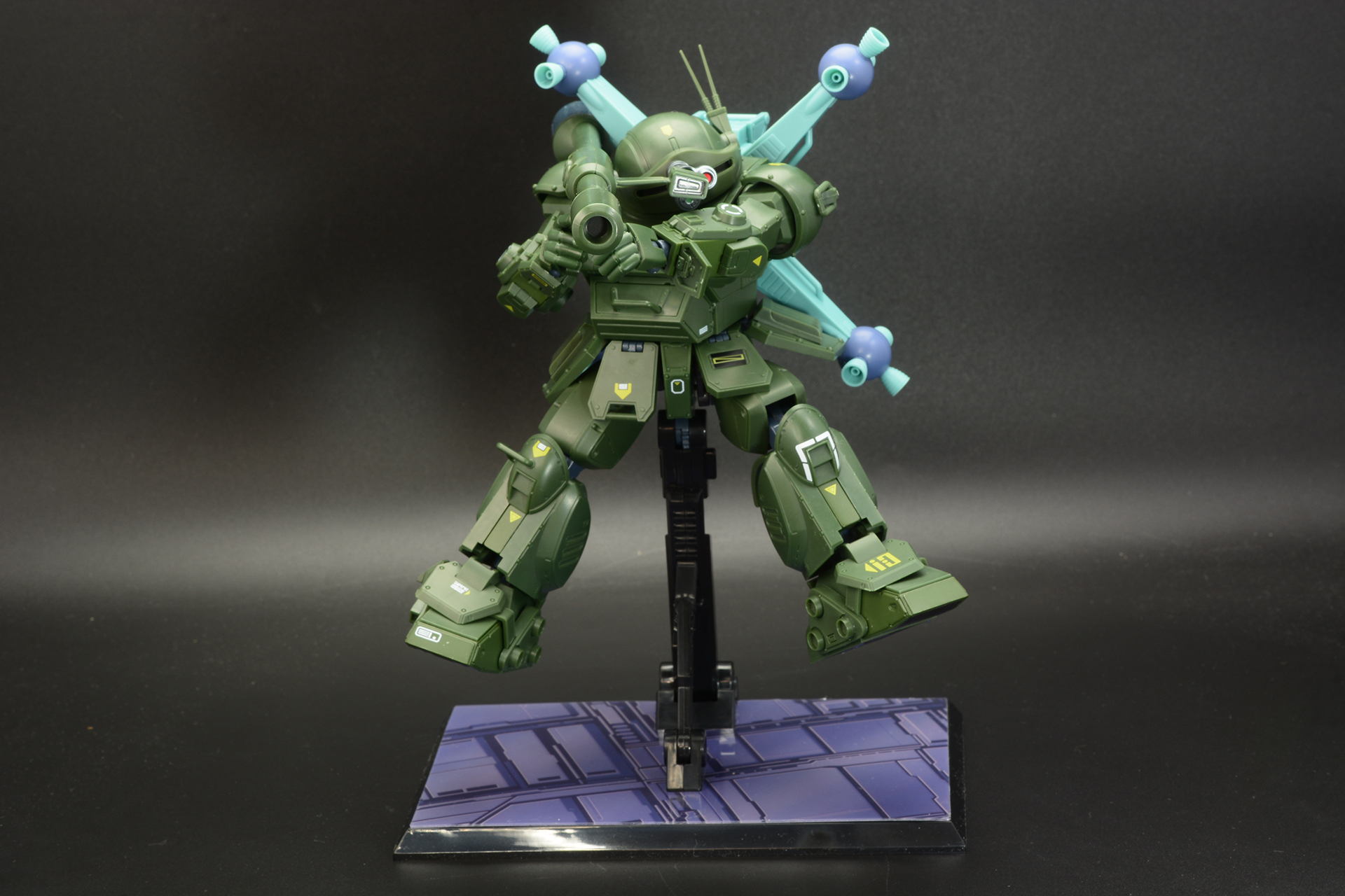 宇宙空間で戦うスコープドッグをイメージ。色々な角度で飾ることができるのがわかる