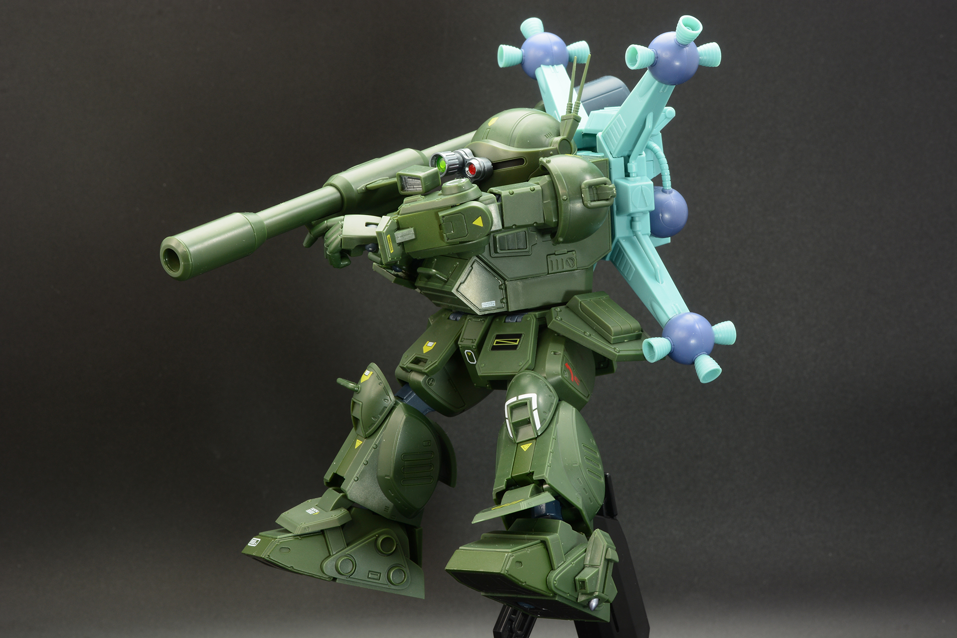 宇宙空間で戦うスコープドッグをイメージ。色々な角度で飾ることができるのがわかる