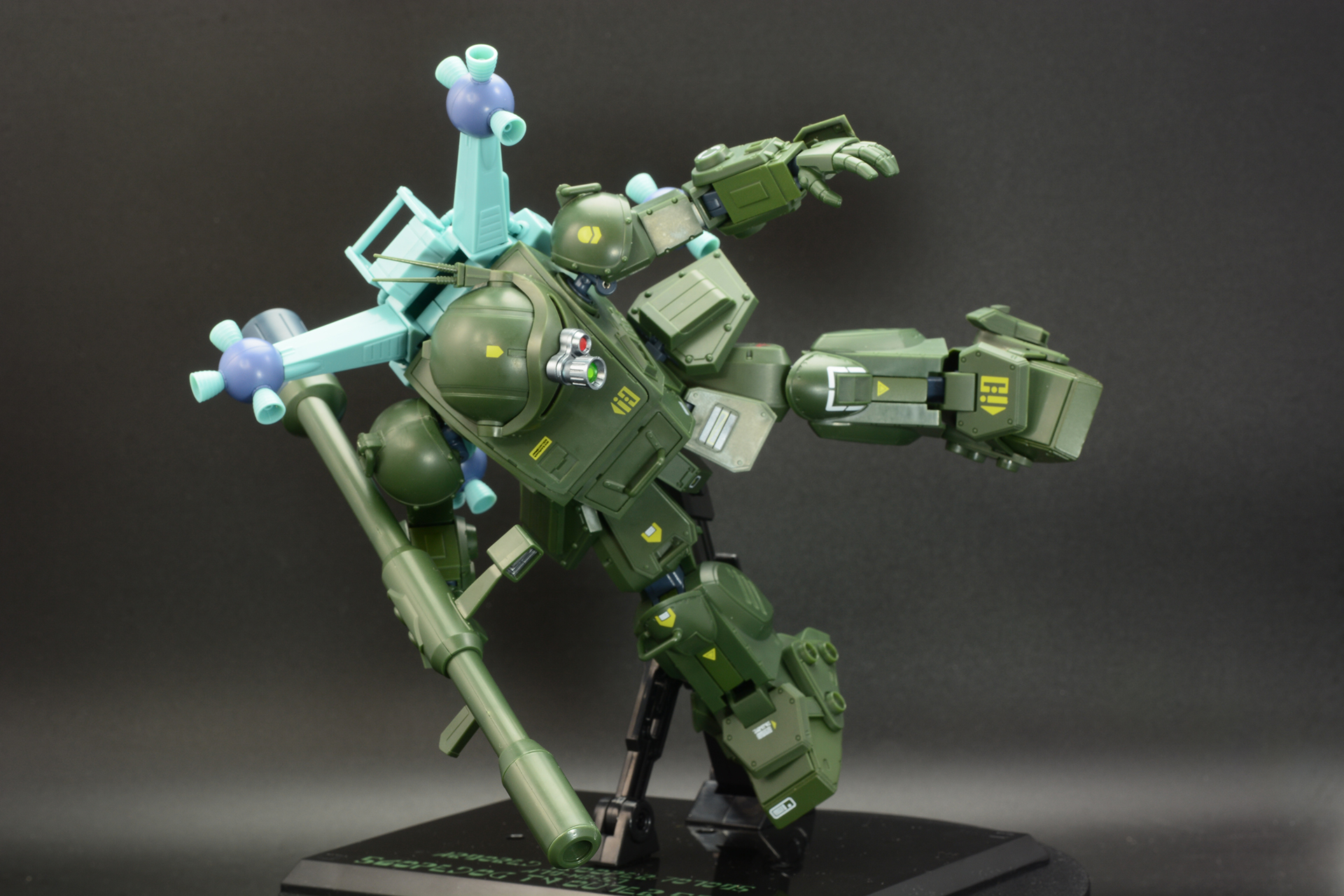 宇宙空間で戦うスコープドッグをイメージ。色々な角度で飾ることができるのがわかる