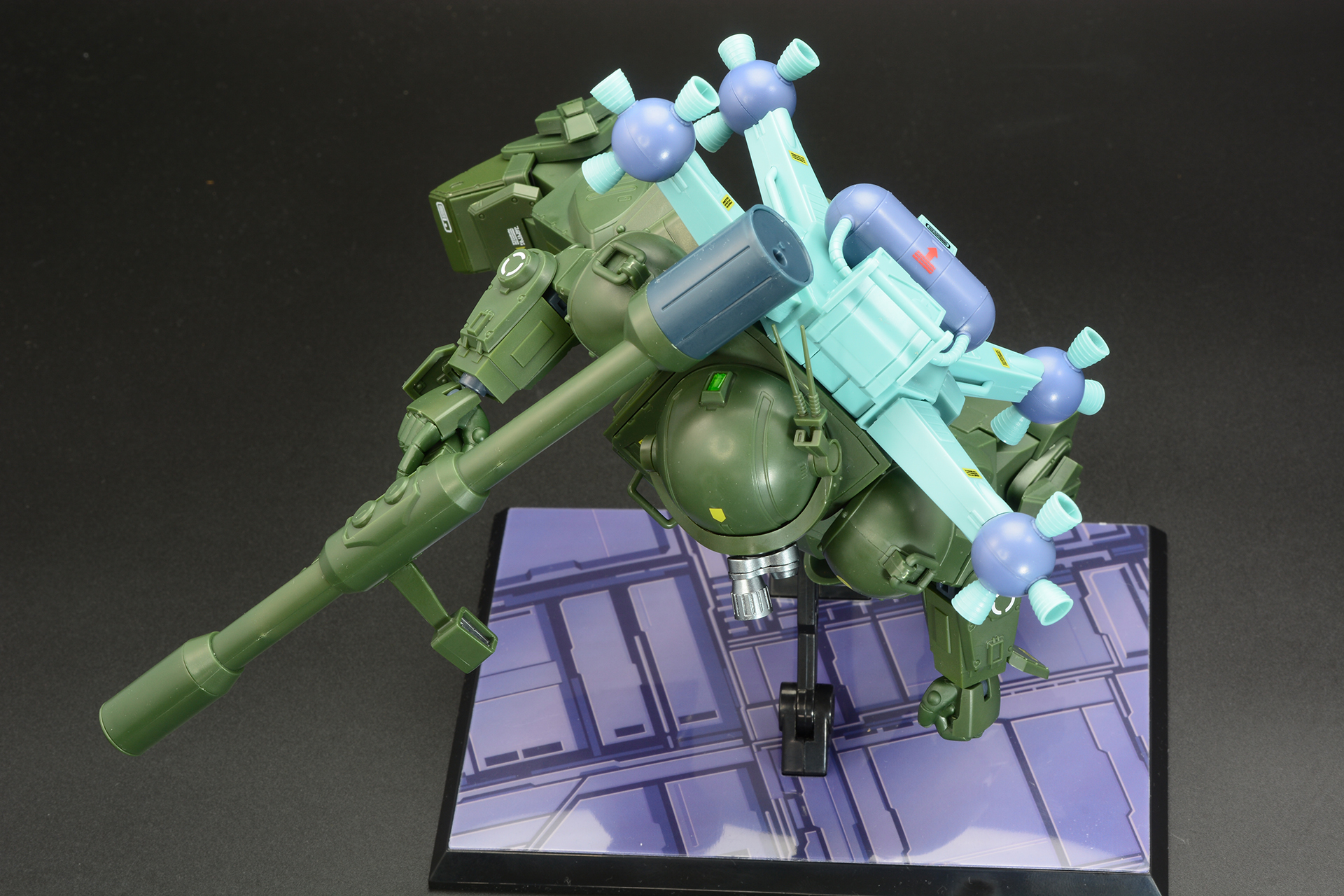 宇宙空間で戦うスコープドッグをイメージ。色々な角度で飾ることができるのがわかる