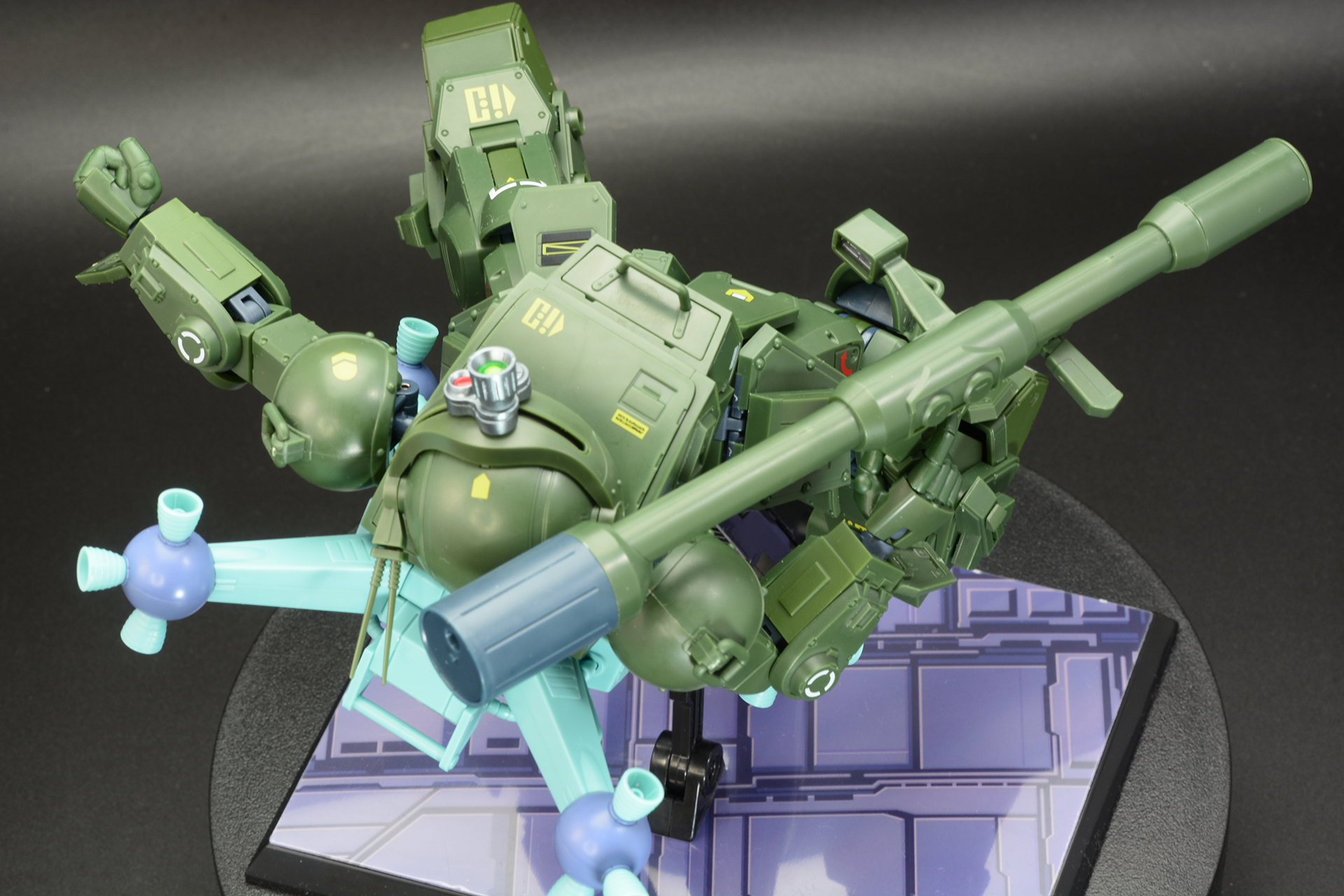 宇宙空間で戦うスコープドッグをイメージ。色々な角度で飾ることができるのがわかる